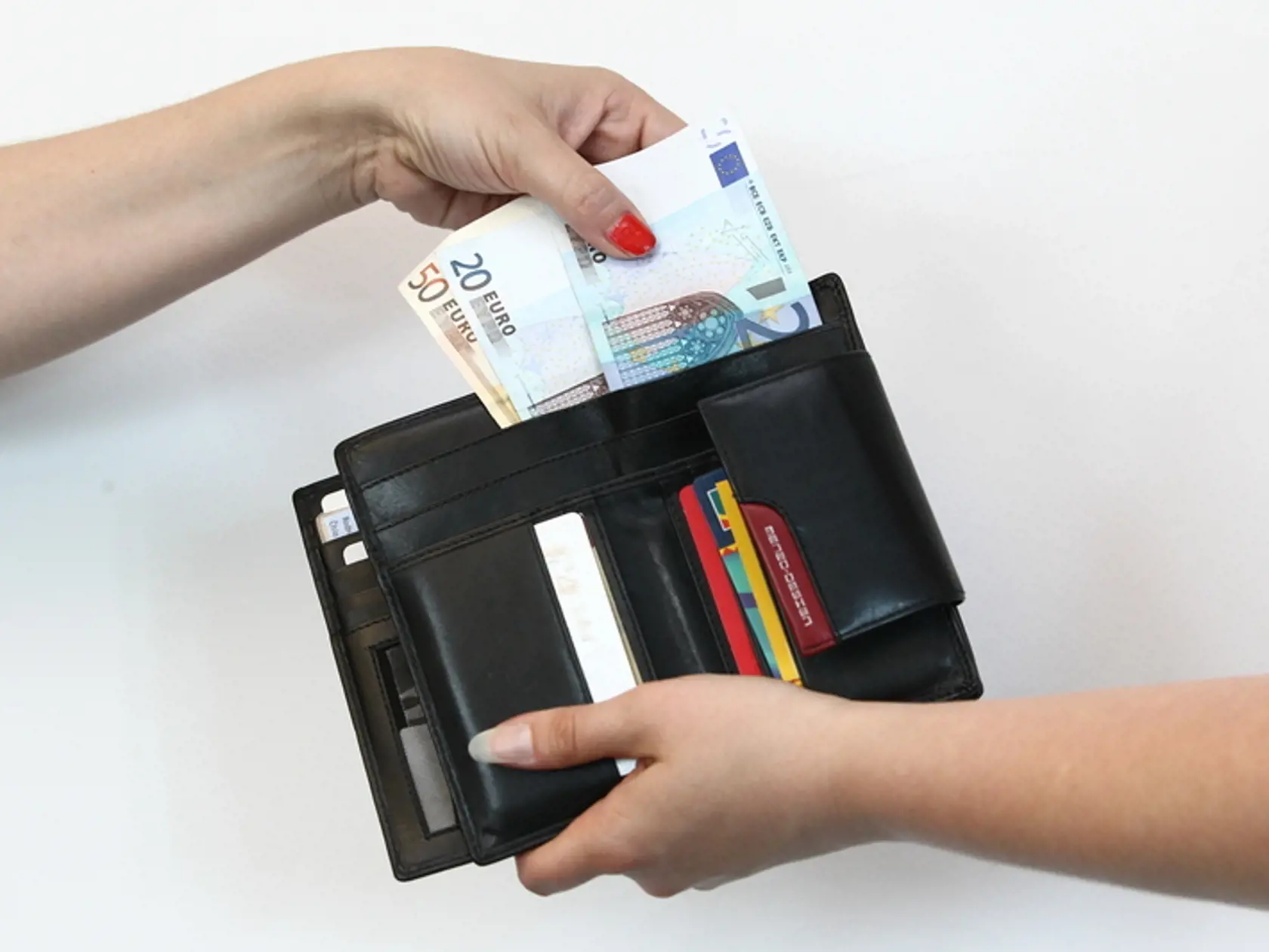 Zmeny sa dotknú aktívneho využívania účtu pri odmene za vernosť, hotovostných a bezhotovostných platieb na pobočke banky, kreditných a debetných kariet.