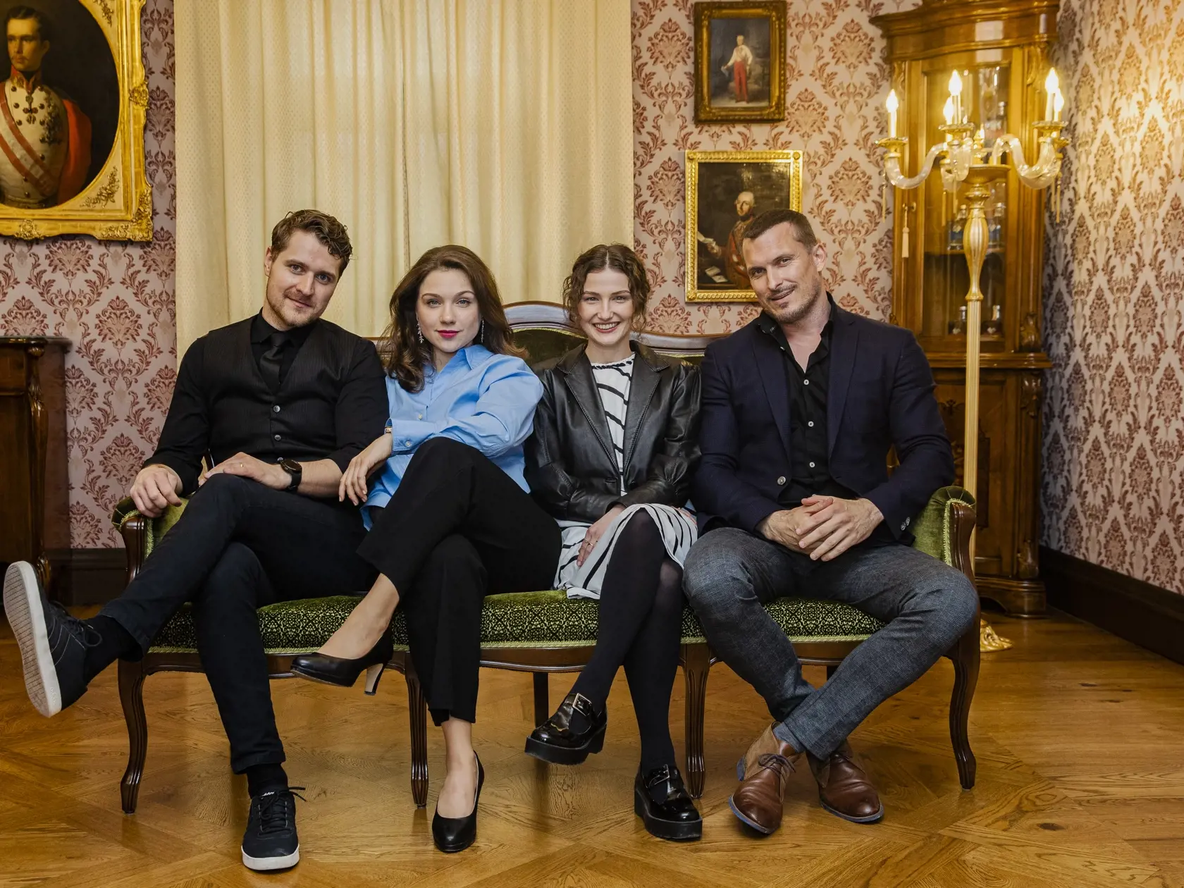 Po krste vína unikátnej slovenskej odrody Dunaj a autogramiáde s fanúšikmi, čakalo hercov spoločné fotografovanie,. Na snímke Marek Rozkoš, Lesana Krausková, Petra Dubayová a Ján Koleník.