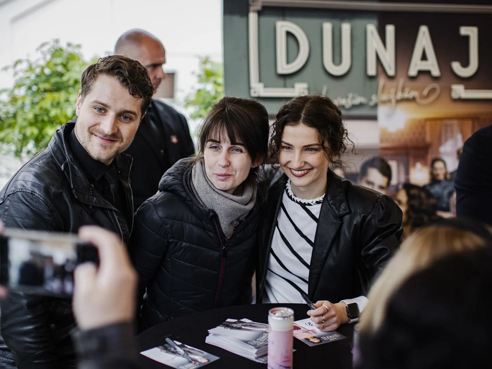 Hviezdy Dunaja sa po krste vína Dunaj Rosé presunuli k fanúšikom na autogramiádu. Na snímke Petra Dubayová a Marek Rozkoš.