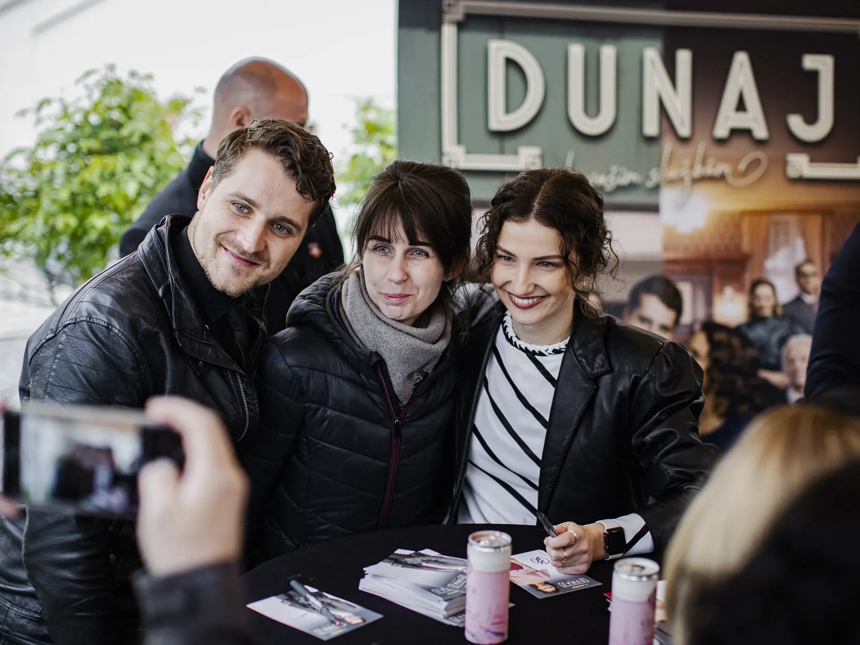 Hviezdy Dunaja sa po krste vína Dunaj Rosé presunuli k fanúšikom na autogramiádu. Na snímke Petra Dubayová a Marek Rozkoš.