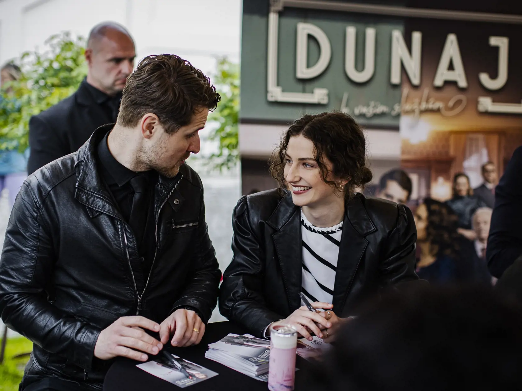 Hviezdy Dunaja sa po krste vína Dunaj Rosé presunuli k fanúšikom na autogramiádu. Na snímke Petra Dubayová a Marek Rozkoš.