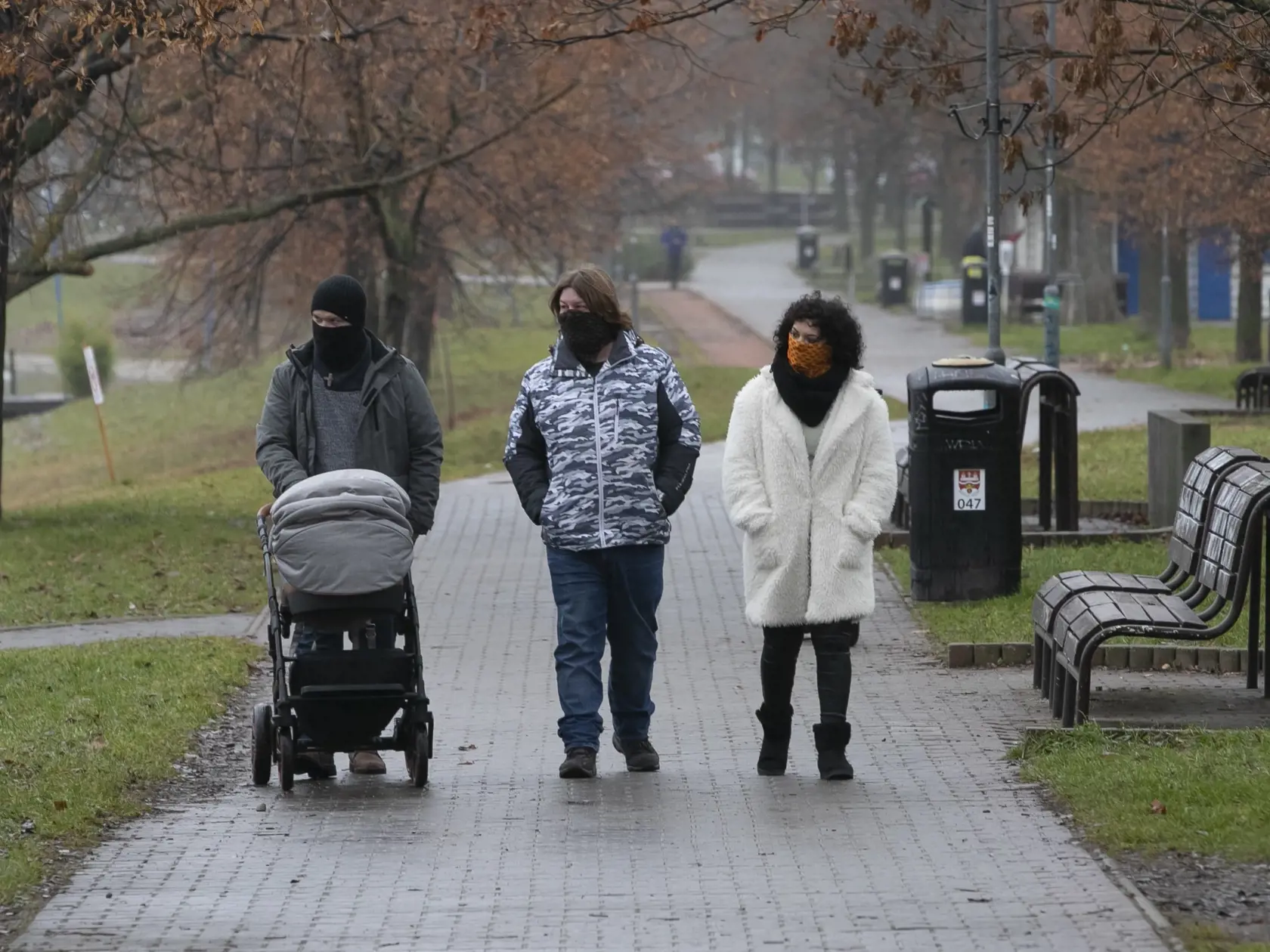 Najväčšou hrozbou, s ktorou momentálne Slovensko bojuje, je nová mutácia vírusu z Británie B117. Veľa toho o nej zatiaľ nevieme, no Koprda spísal pár faktov: nová mutácia má približne rovnaký priebeh ochorenia, podobnú smrtnosť, šancu na hospotalizáciu aj vážnosť ochorenia ako klasický vírus, vakcína by mala účinkovať aj na novú mutáciu, infekčnosť B117 je asi o 60% vyššia a mala by byť infekčnejšia u detí.
