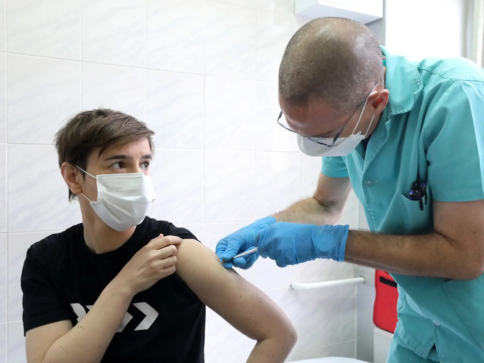 Očkovanie: Minúť čo najskôr dostupné vakcíny na Slovensku. Zatiaľ sa to pomerne darí. K 6.1: bolo zaočkovaných 10 751 ľudí. Teda v podstate v ten deň, kedy došla druhá várka (nových 70 tisíc) vakcín na Slovensko (5.1) sme akurát minuli prvú dávku(10 tisíc). Celkom dobré. Takto chceme aby to pokračovalo aj naďalej. Nemôže sa stať, aby nám prišla nová dávka vakcín a my sme ešte nemali minutú tú predošlú dávku. Plus spraviť aktívnu kampaň.