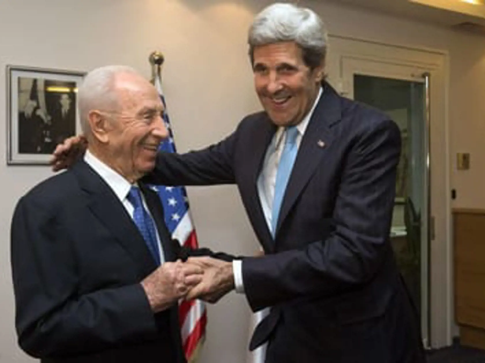 Šimon Peres s americkým ministrom zahraničia Johnom Kerrym