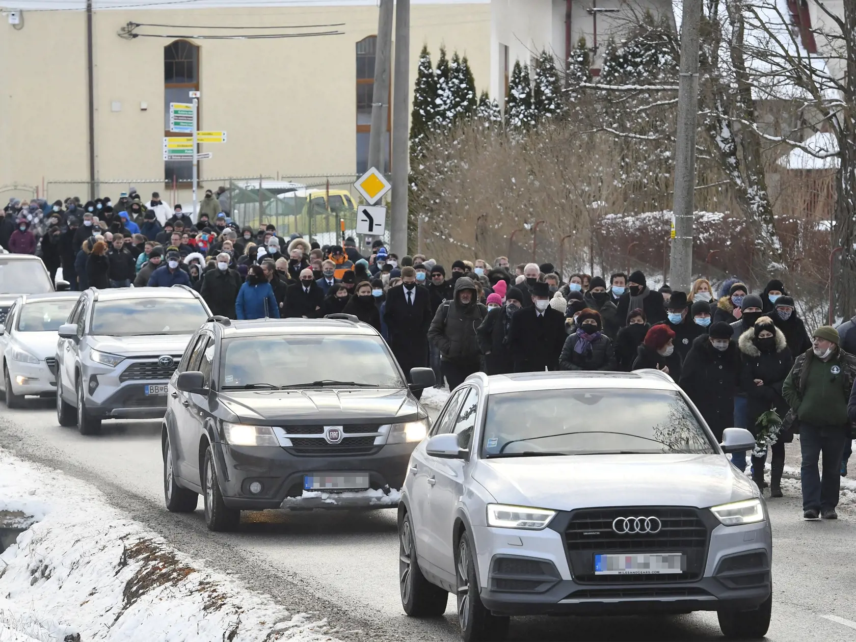 Z pohrebu Milana Lučanského, bývalého prezidenta Policajného zboru SR, ktorý sa konal v obci Štrba, okres Poprad v piatok 8. januára 2021. Bývalý policajný prezident Lučanský zomrel 30. decembra 2020 po tom, ako sa deň predtým vo väzbe pokúsil o samovraždu.