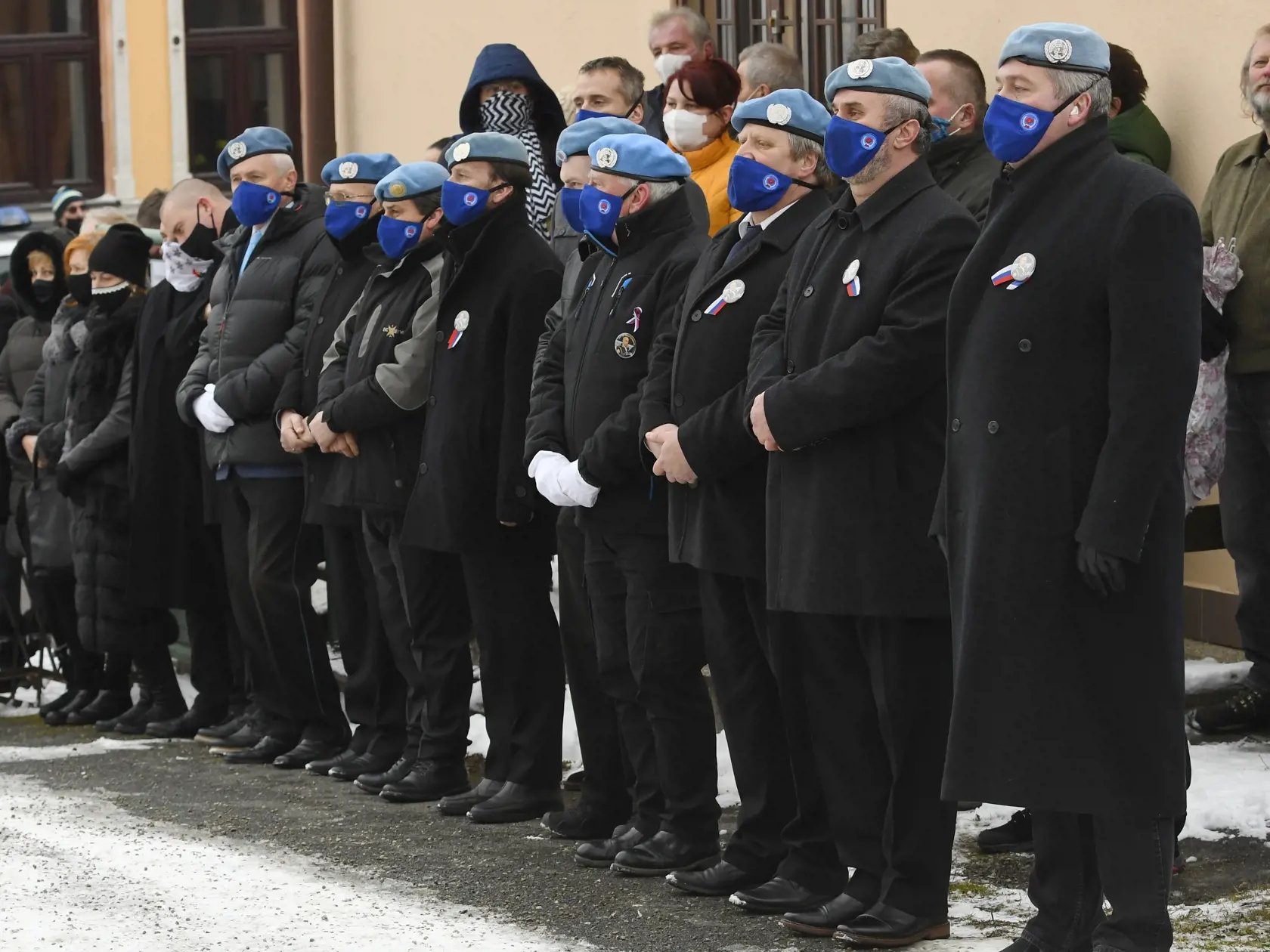 Z pohrebu Milana Lučanského, bývalého prezidenta Policajného zboru SR, ktorý sa konal v obci Štrba, okres Poprad v piatok 8. januára 2021. Bývalý policajný prezident Lučanský zomrel 30. decembra 2020 po tom, ako sa deň predtým vo väzbe pokúsil o samovraždu. Na snímke príslušníci Únie vojnových veteránov Slovenska pred kostolom v obci Štrba.