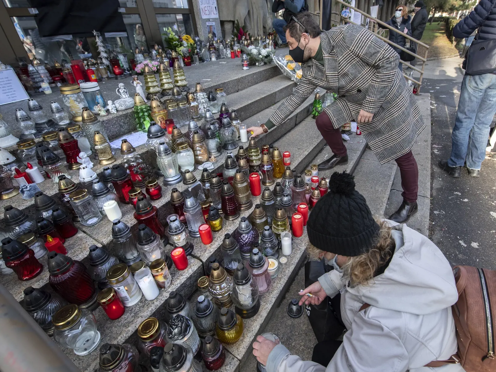 Zhromaždenie občanov na pietnom mieste pre zosnulého policajného exprezidenta, generála Milana Lučanského pred budovou Prezídia Policajného zboru na Račianskej ulici 8. januára 20121 v Bratislave.