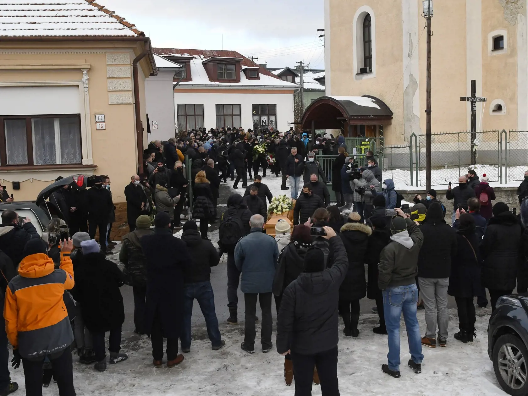 Z pohrebu Milana Lučanského, bývalého prezidenta Policajného zboru SR, ktorý sa konal v obci Štrba, okres Poprad v piatok 8. januára 2021. Bývalý policajný prezident Lučanský zomrel 30. decembra 2020 po tom, ako sa deň predtým vo väzbe pokúsil o samovraždu.