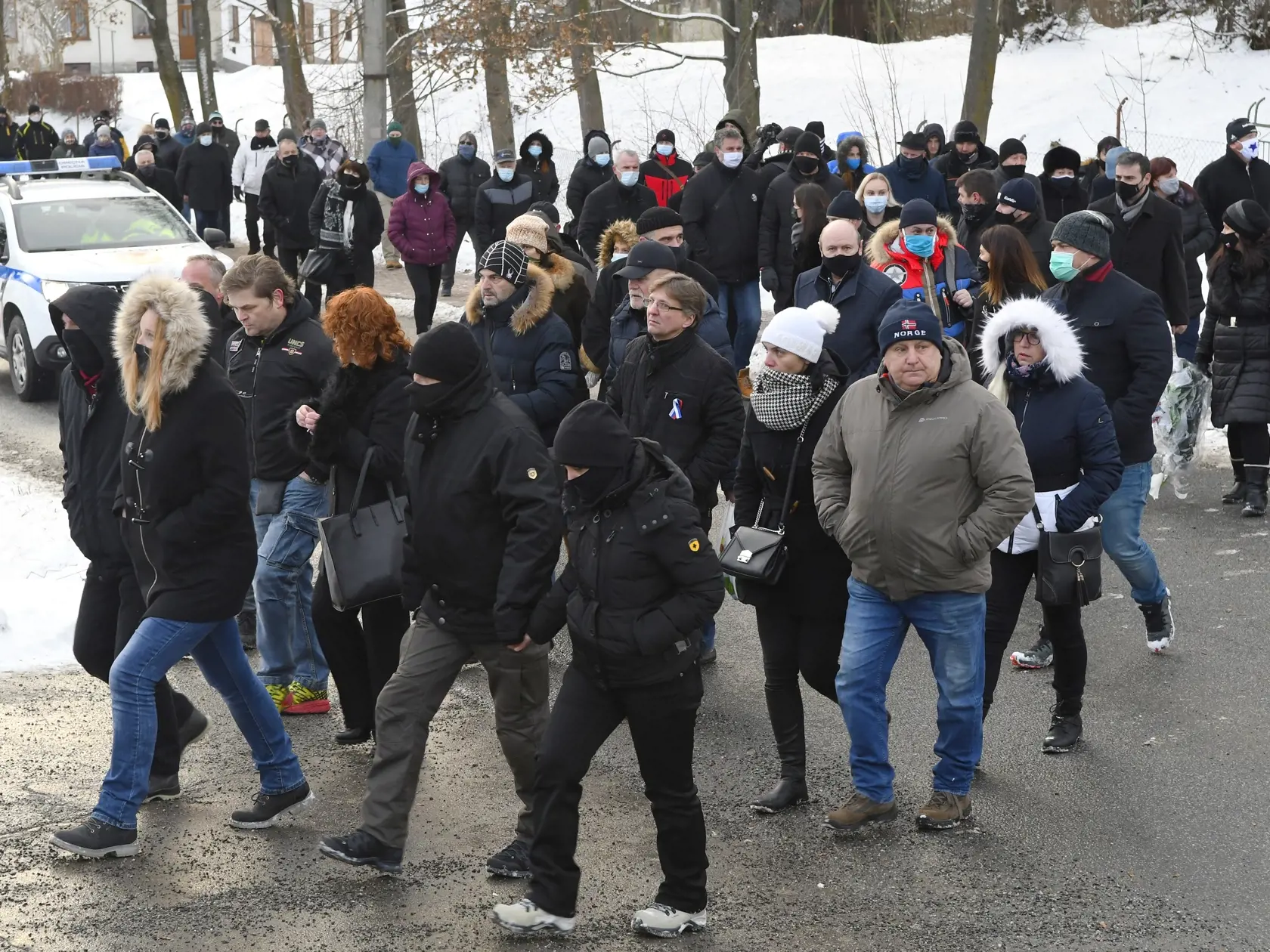 Z pohrebu Milana Lučanského, bývalého prezidenta Policajného zboru SR, ktorý sa konal v obci Štrba, okres Poprad v piatok 8. januára 2021. Bývalý policajný prezident Lučanský zomrel 30. decembra 2020 po tom, ako sa deň predtým vo väzbe pokúsil o samovraždu.