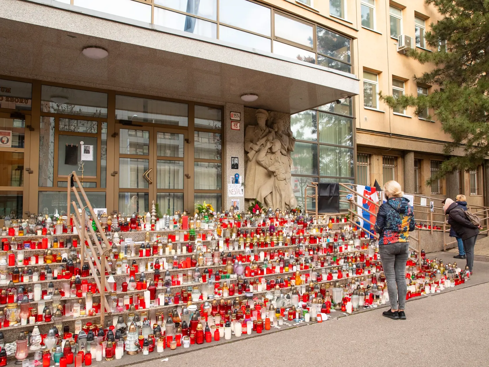 Na snímke je pietna spomienka na bývaleho prezidenta Policajného zboru Milana Lučanského pri Prezídiu Policajného zboru v Bratislave.