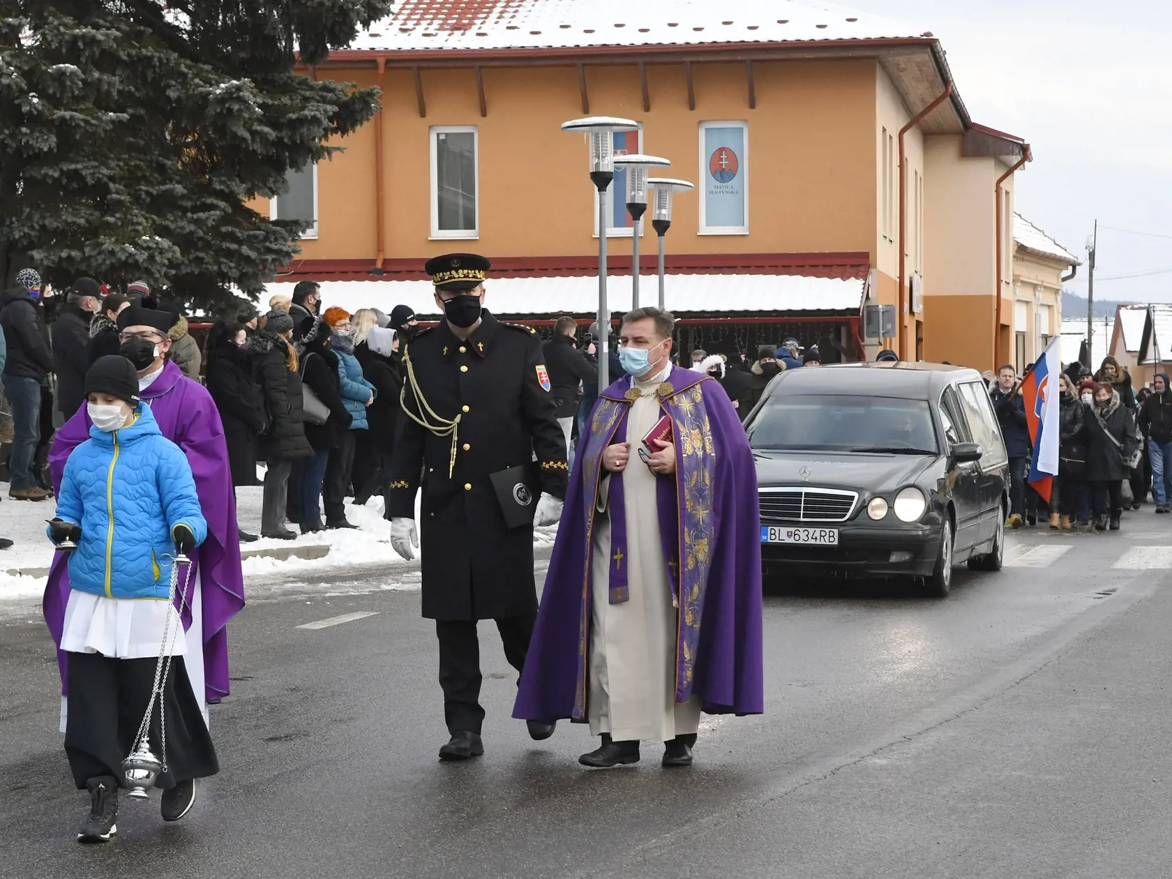 Z pohrebu Milana Lučanského, bývalého prezidenta Policajného zboru SR, ktorý sa konal v obci Štrba, okres Poprad v piatok 8. januára 2021. Bývalý policajný prezident Lučanský zomrel 30. decembra 2020 po tom, ako sa deň predtým vo väzbe pokúsil o samovraždu.