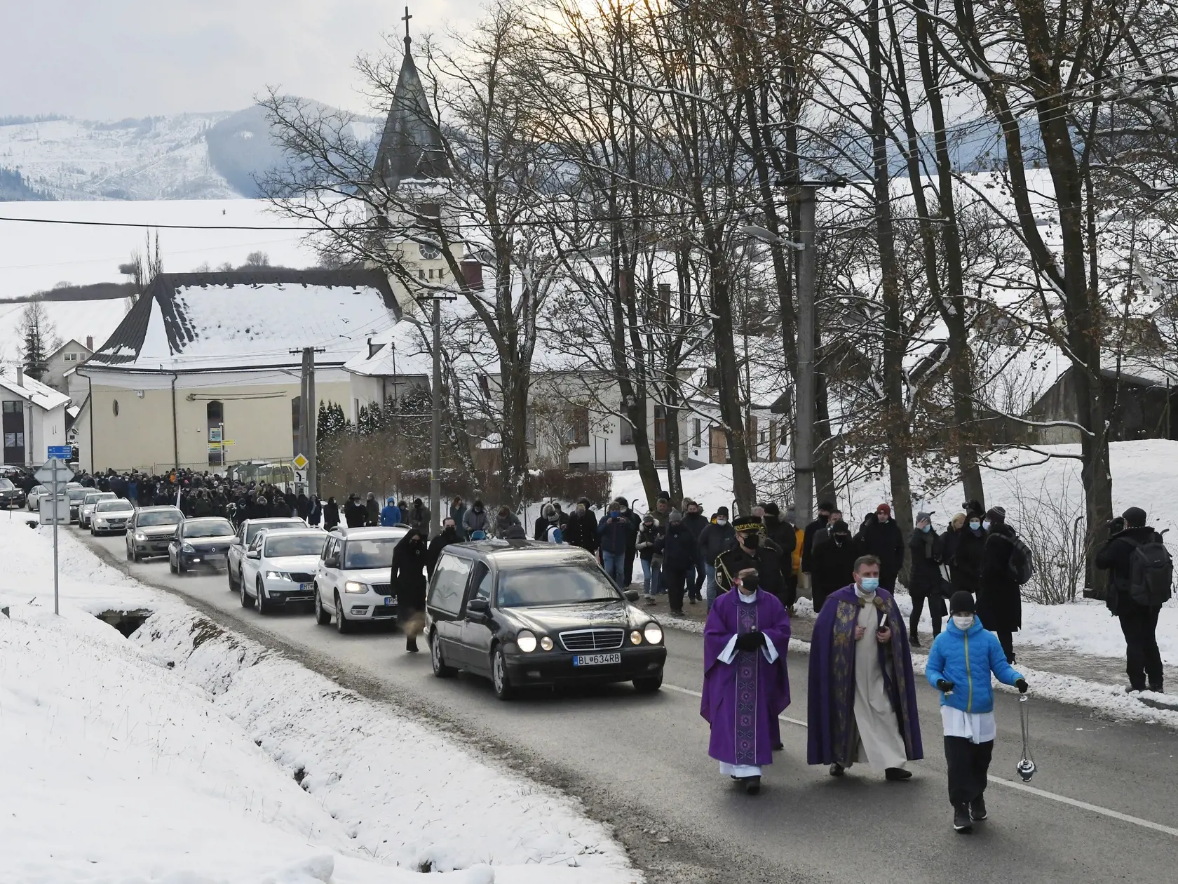 Z pohrebu Milana Lučanského, bývalého prezidenta Policajného zboru SR, ktorý sa konal v obci Štrba, okres Poprad v piatok 8. januára 2021. Bývalý policajný prezident Lučanský zomrel 30. decembra 2020 po tom, ako sa deň predtým vo väzbe pokúsil o samovraždu