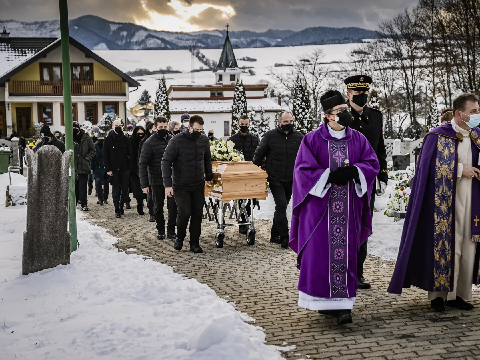 Pohrebu Milana Lučanského v Štrbe sa zúčastnilo približne 500 ľudí.