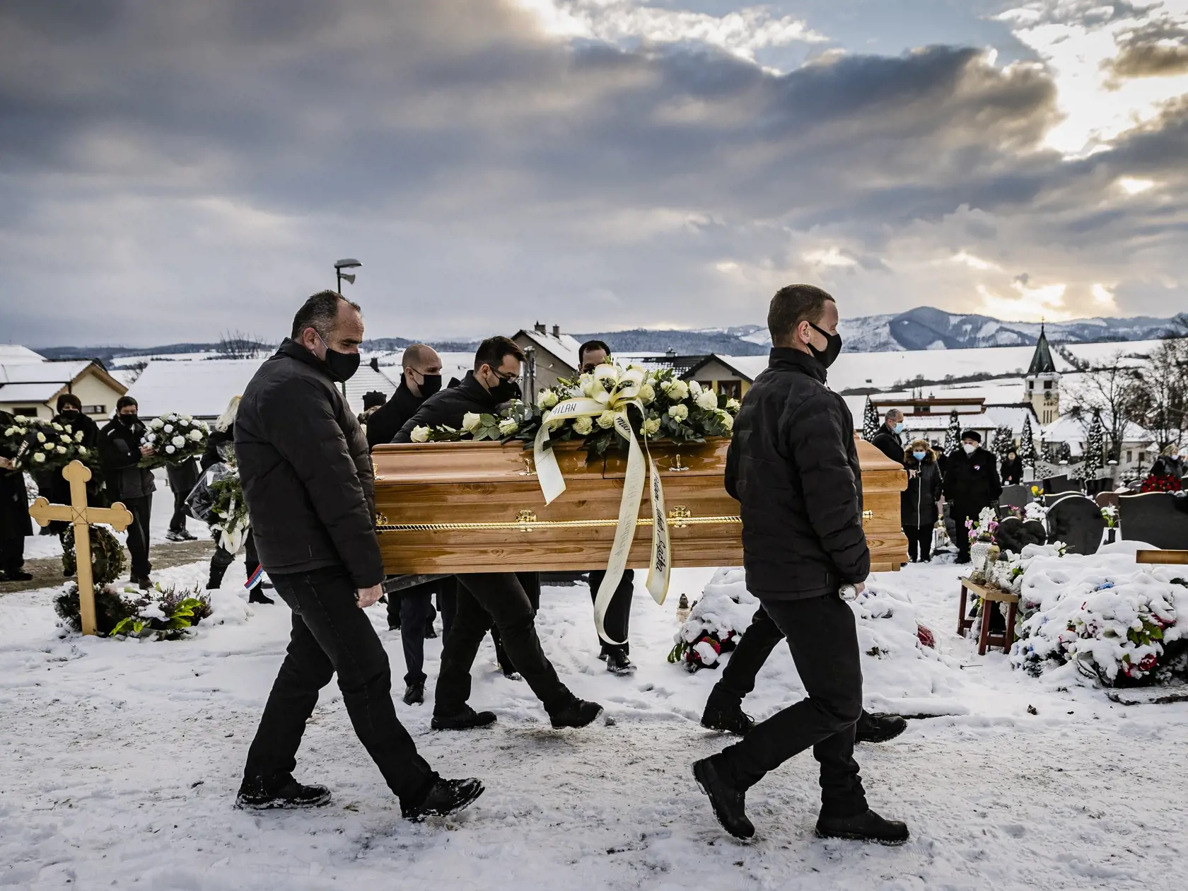 Na cintoríne v obci Štrba sa uskutočnila posledná rozlúčka so zosnulým bývalým Prezidentom PZ SR Milanom Lučanským.