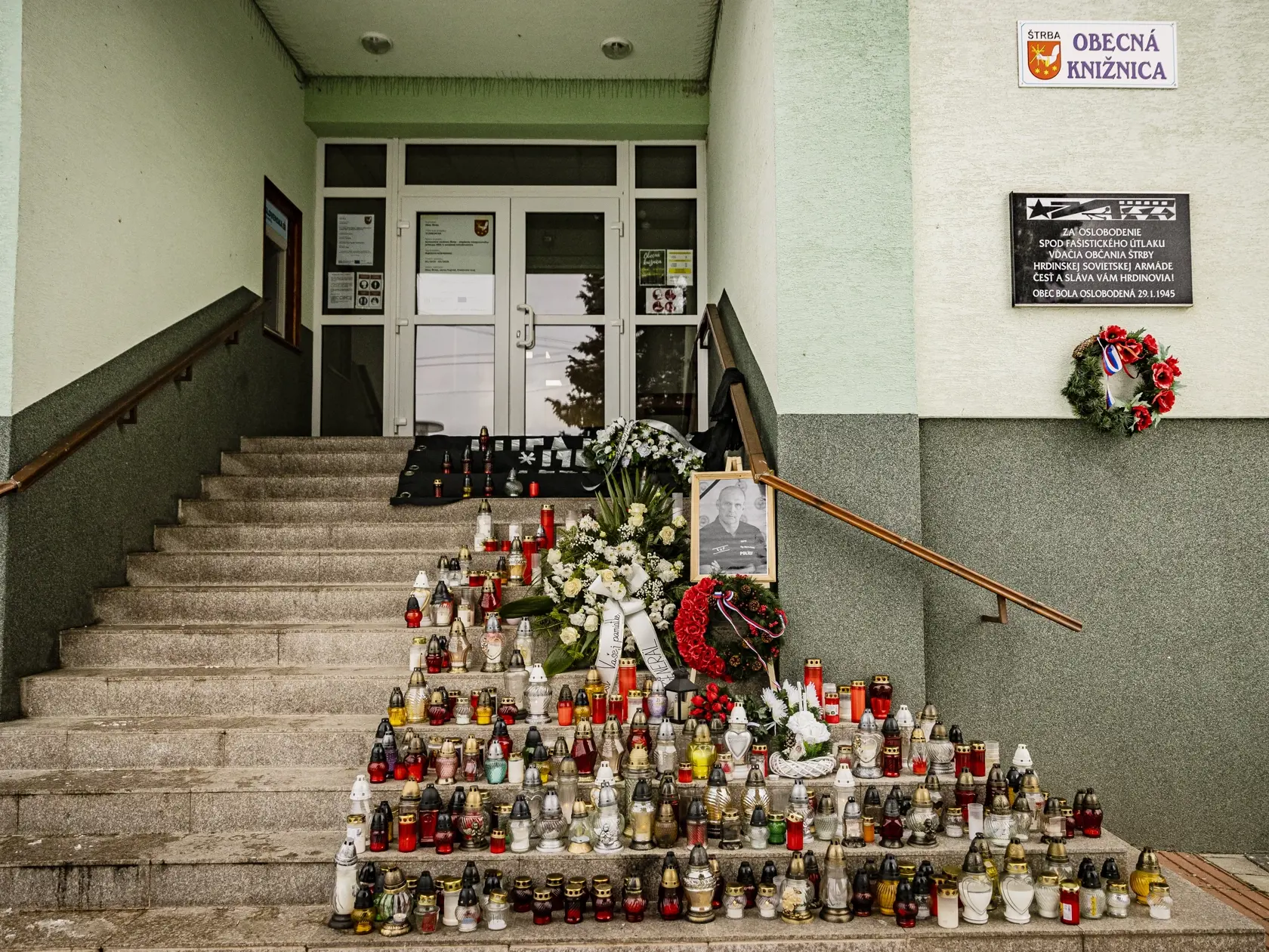 Na snímke pietne miesto pred Domom kultúry v obci Štrba venované zosnulém bývalému Prezidentovi PZ SR Milanovi Lučanskému.