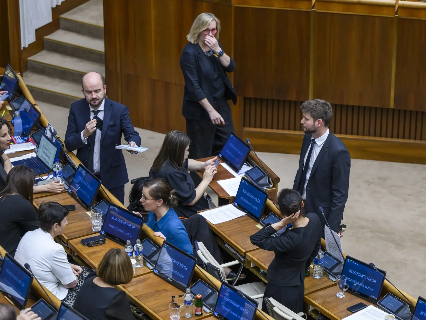 Na snímke podpredseda Národnej rady (NR) SR Michal Šimečka (PS) a opoziční poslanci a poslankyne z Progesívneho Slovenska pred hlasovaním o zákone o STVR počas 15. schôdze parlamentu v Bratislave vo štvrtok 20. júna 2024. Rozhlas a televízia Slovenska (RTVS) sa zmení na Slovenskú televíziu a rozhlas (STVR). Riaditeľa má voliť deväťčlenná rada so štyrmi nominantmi Ministerstva kultúry (MK) SR. Vyplýva to zo zákona o STVR, ktorý vo štvrtok schválili poslanci Národnej rady (NR) SR. Prijali k nemu a