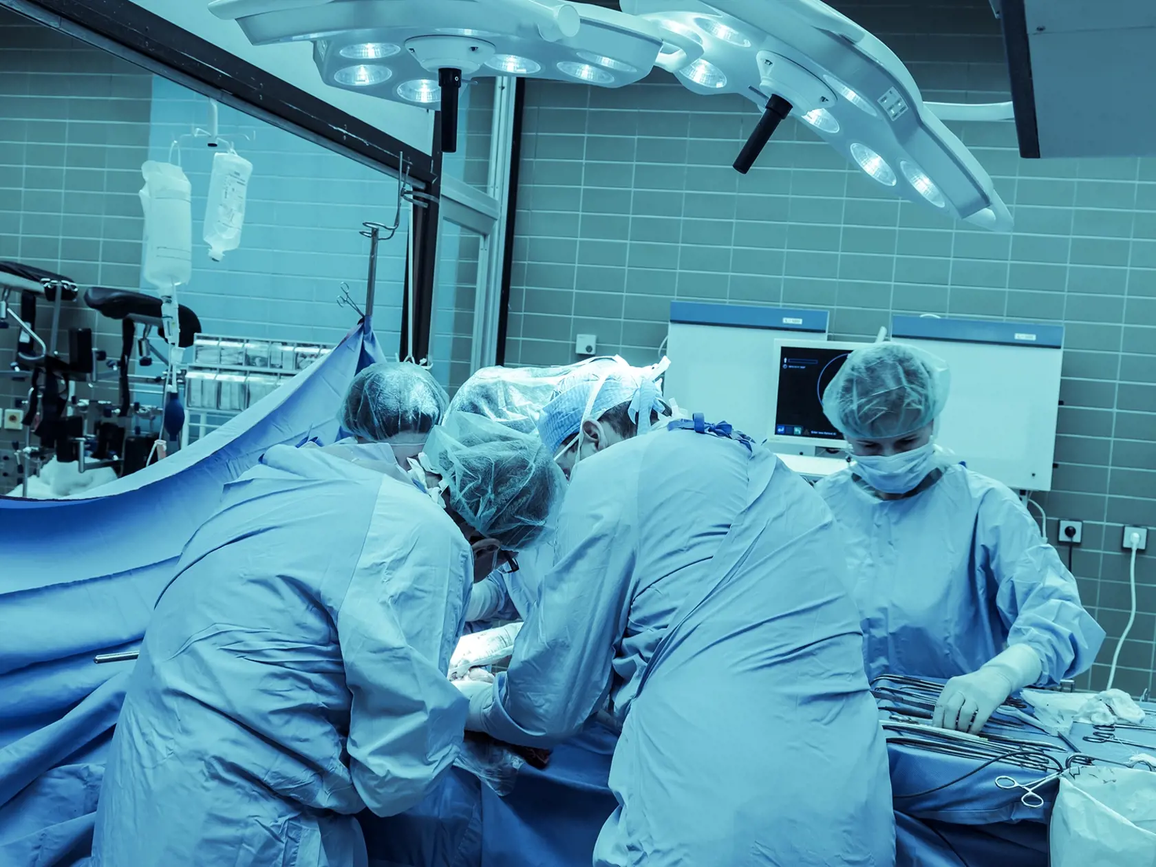 Pri zákrokoch, operáciách či hospitalizácii potrebuje negatívny test aj očkovaný.