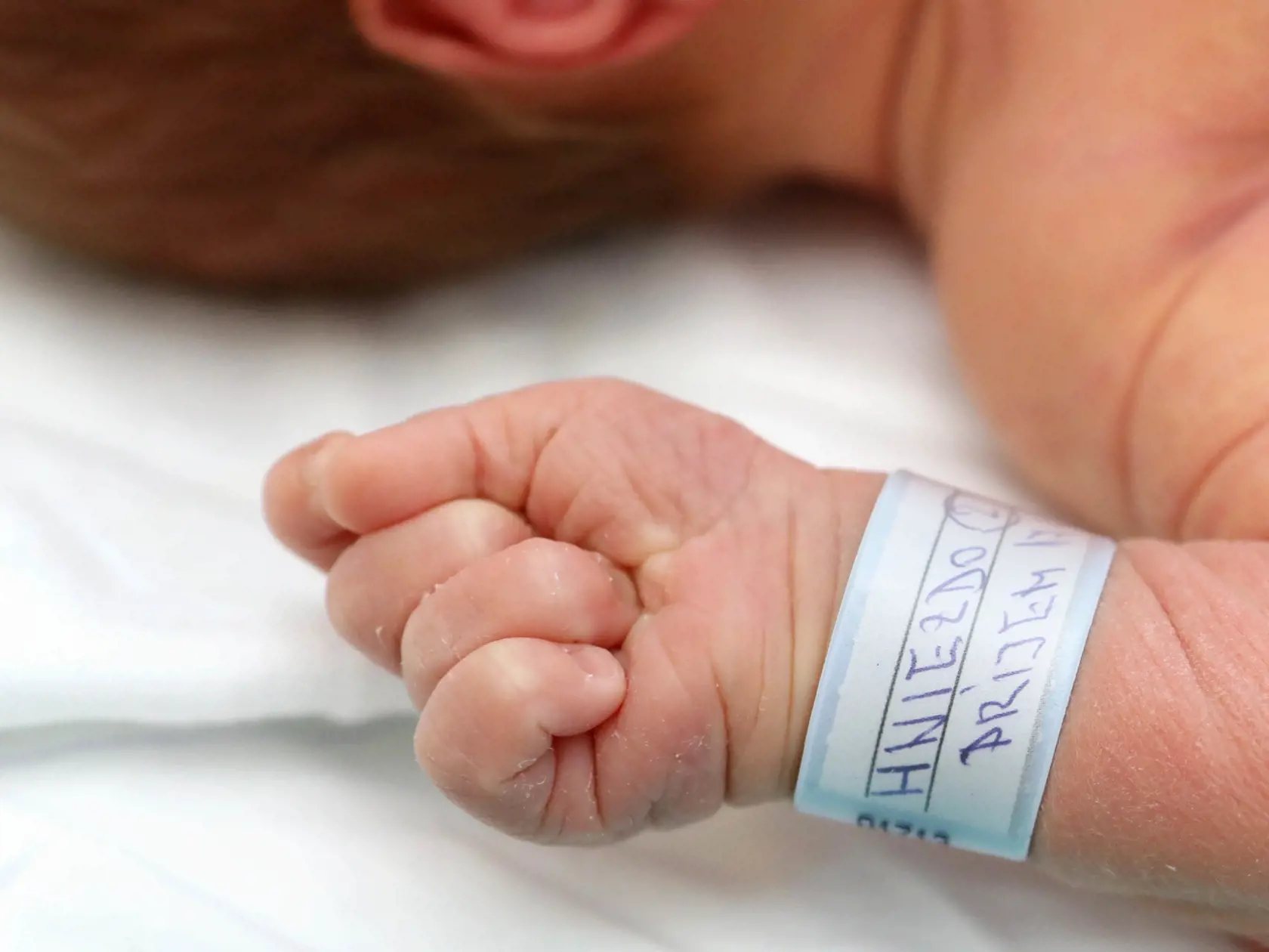 Pôrod sa deje za prísnych opatrení, aby sa personál nenakazil a mohol potom pomôcť ďalším pacientkám. K pôrodom púšťajú aj oteckov, ale musia mať negatívny PCR test.