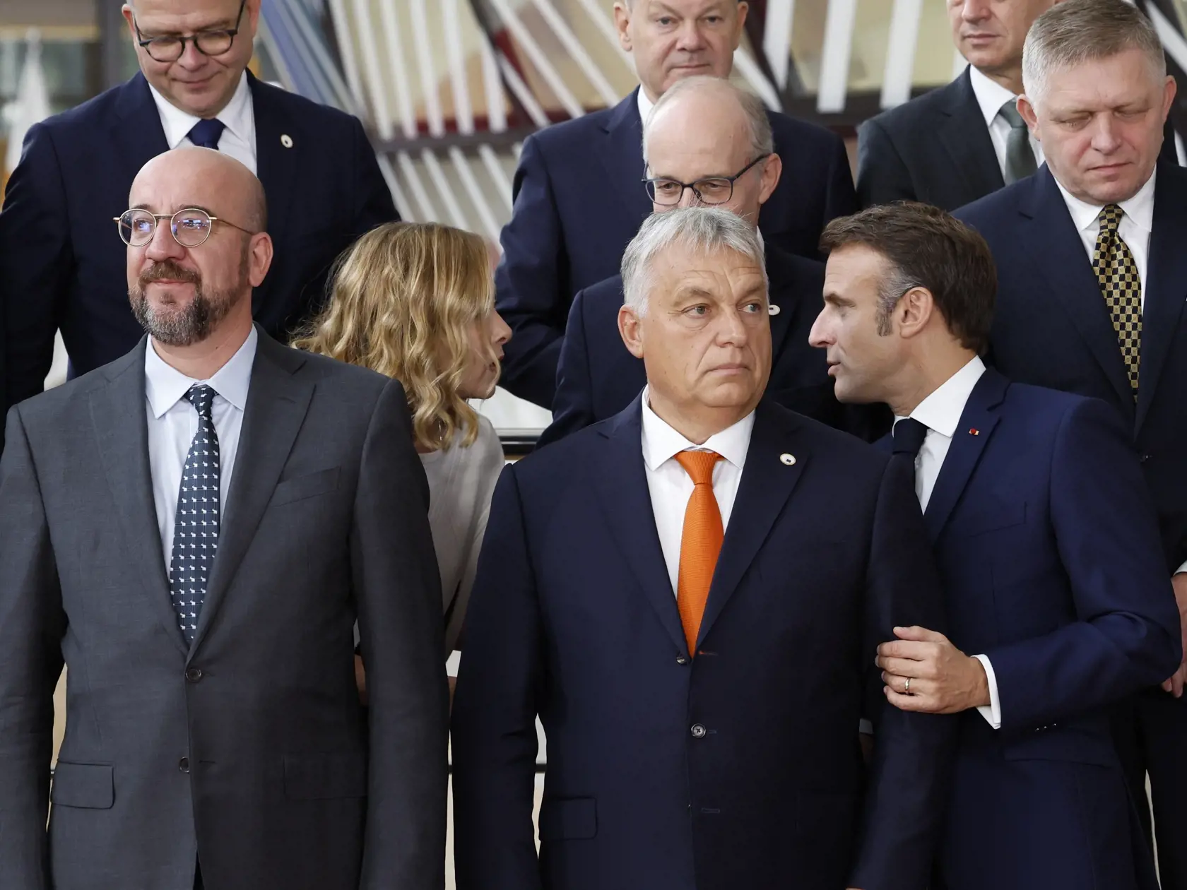JB 21 Brusel - Francúzsky prezident Emmanuel Macron (vpravo) sa rozpráva s talianskou premiérkou Giorgiou Meloniovou (druhá zľava) vedľa predsedu Európskej rady Charlesa Michela (vľavo), maďarského premiéra Viktora Orbána (druhý sprava) a premiéra SR Roberta Fica (v druhom rade vpravo) počas spoločného fotenia pred summitom EÚ v Bruseli 17. októbra 2024. Samit Európskej rady je naplánovaný na štvrtok a piatok (18. 10.). Hlavnými témami sú vojna na Ukrajine, vývoj na Blízkom východe, migrácia, konkurencieschopnosť a klíma. Vo svetle udalostí môžu vedúci predstavitelia EÚ riešiť aj konkrétne otázky zahraničnej politiky vrátane situácie v Gruzínsku, Moldavsku, Venezuele a Sudáne. Lídri EÚ sa budú venovať ďalšej vojenskej podpore pre Kyjev, preskúmajú pokrok v dodávkach systémov protivzdušnej obrany, munície a rakiet. Diskutovať majú aj o využívaní výnosov zo zmrazených ruských aktív v prospech Ukrajiny a o tom, ako posilniť ukrajinský energetický sektor a jeho kritickú infraštruktúru pred blížiacou sa zimou.
Rokovať budú aj o najnovšom vývoji na Blízkom východe, najmä o kritickej eskalácii násilia v regióne. Budú hľadať spôsoby, ako dosiahnuť okamžité prímerie pozdĺž libanonsko-izraelskej hranice a v Pásme Gazy či prepustenie všetkých rukojemníkov. FOTO TASR/AP 

French President Emmanuel Macron, right, talks to Italy's Prime Minister Giorgia Meloni, second left, next to European Council President Charles Michel, left, and Hungary's Prime Minister Viktor Orban as they prepare for a group photo during an EU summit in Brussels, Thursday, Oct. 17, 2024. (AP Photo/Geert Vanden Wijngaert)