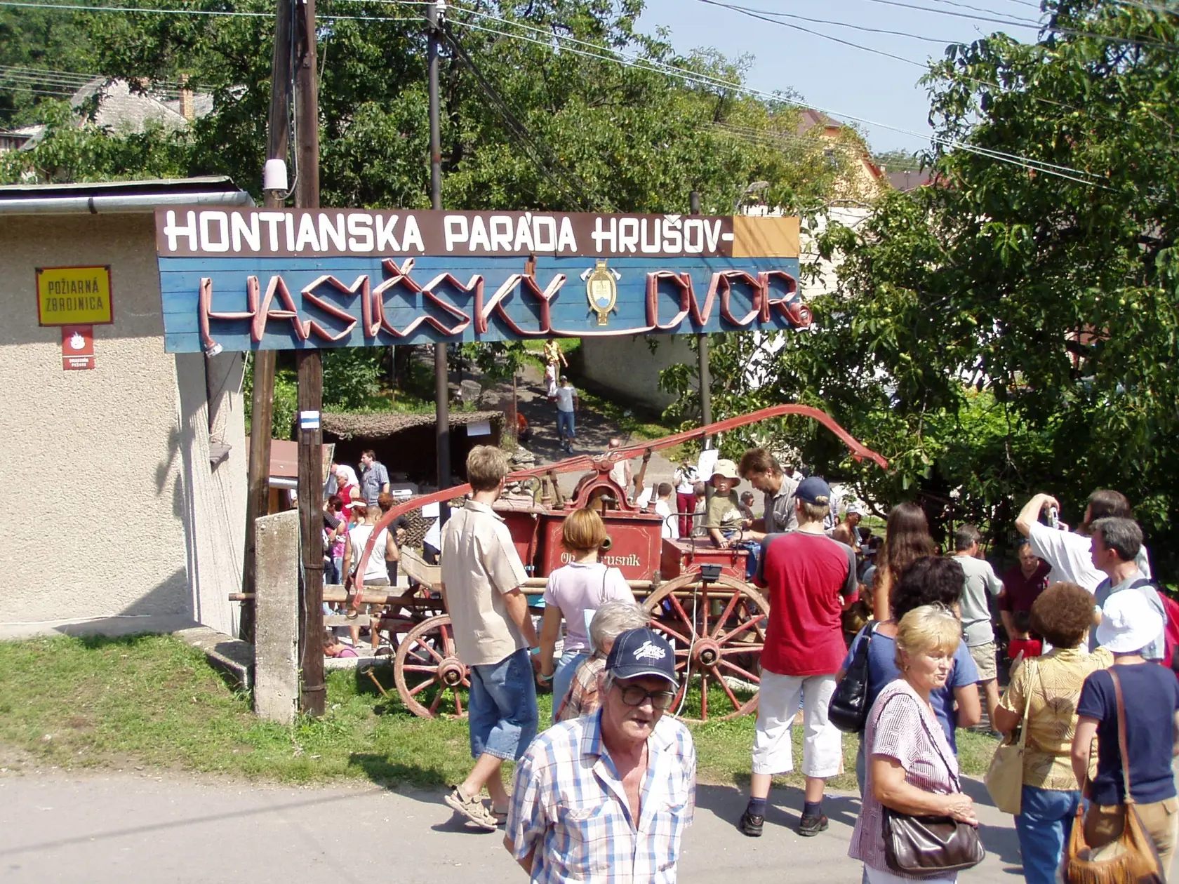 Folklórny festival Hontianska paráda sa koná už tradične v Hrušove. Pomenovaný je podľa regiónu v ktorom sa obec nachádza. Každoročne ho navštív približne 20-tisíc hostí.