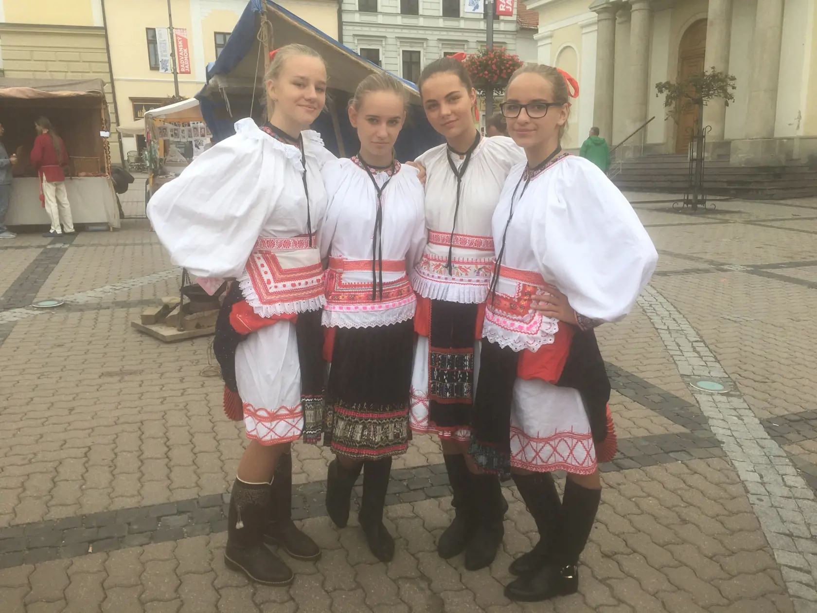 Dievčatá z Heľby Katarína, Veronika, Adriana, Dominika vysvetlili, že majú na sebe takzvaný Priehybský kroj.