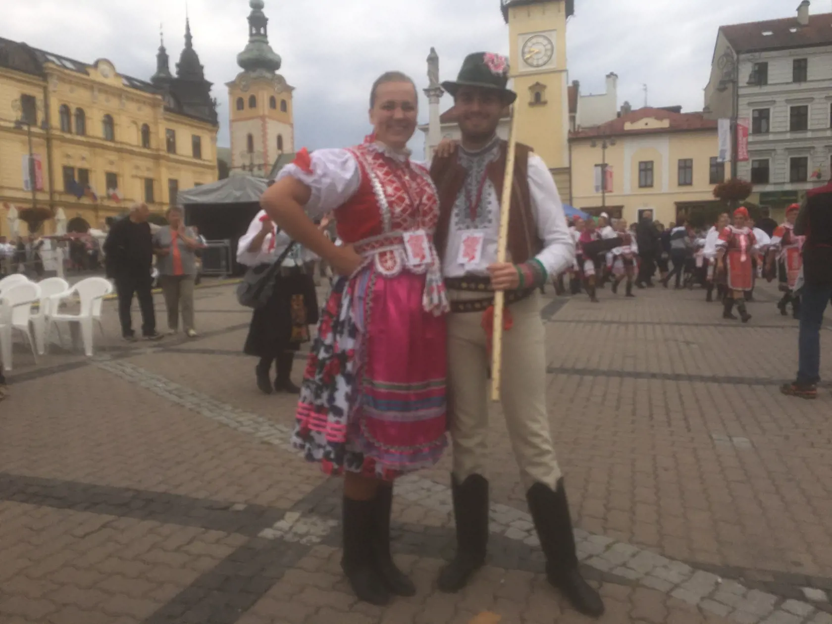 Martina a Martin v kroji z Rejdovej. Tvoria pár len vo folklórnom súbore ako tanečníci a maj na sebe dievčenský a mládenecký kroj.