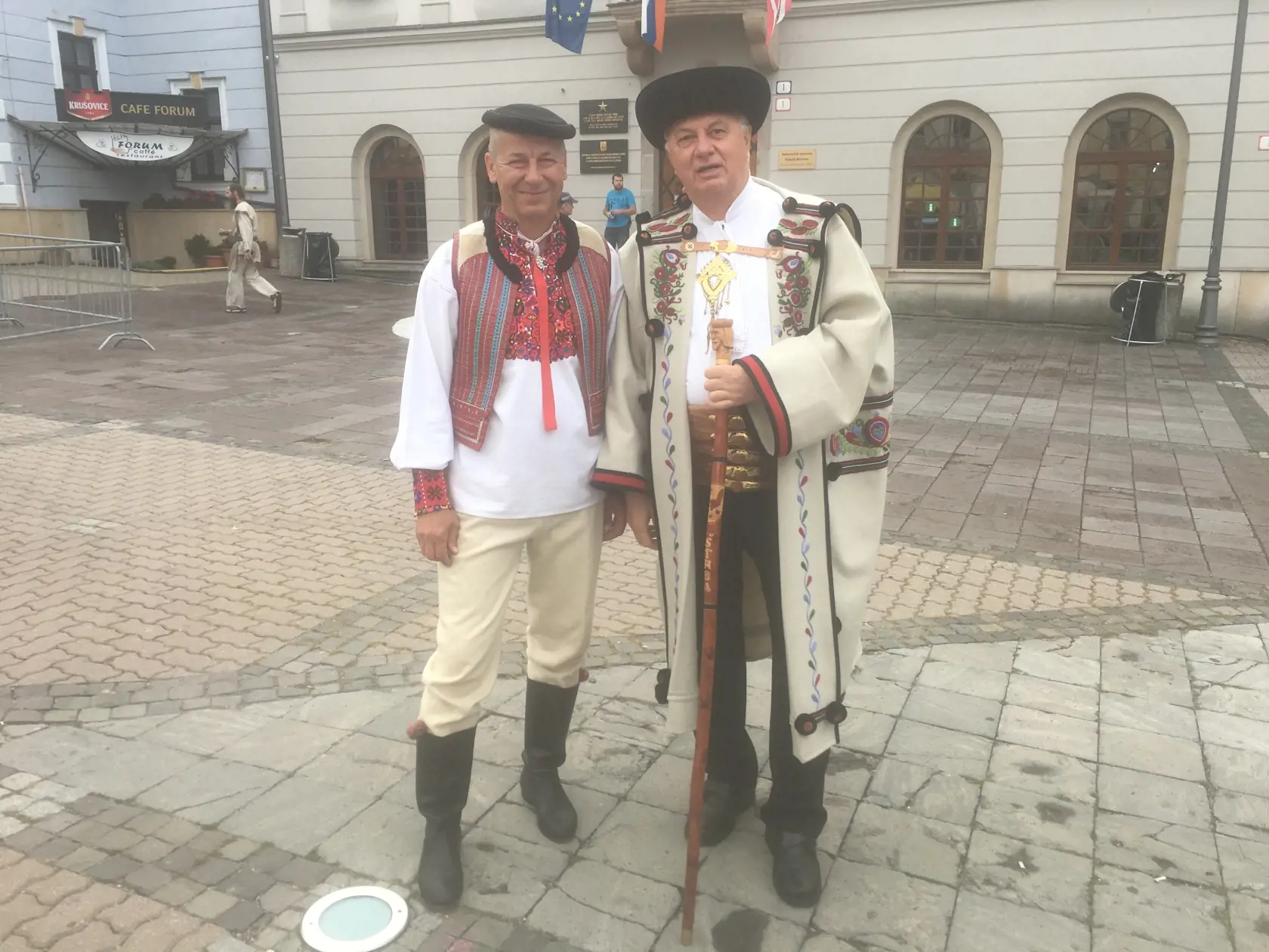 Primátor Banskej Bystrice Ján Nosko v kroji z Podpoľania a vpravo starosta Štrby Michal Sýkora v typickom podtatranskom kroji.