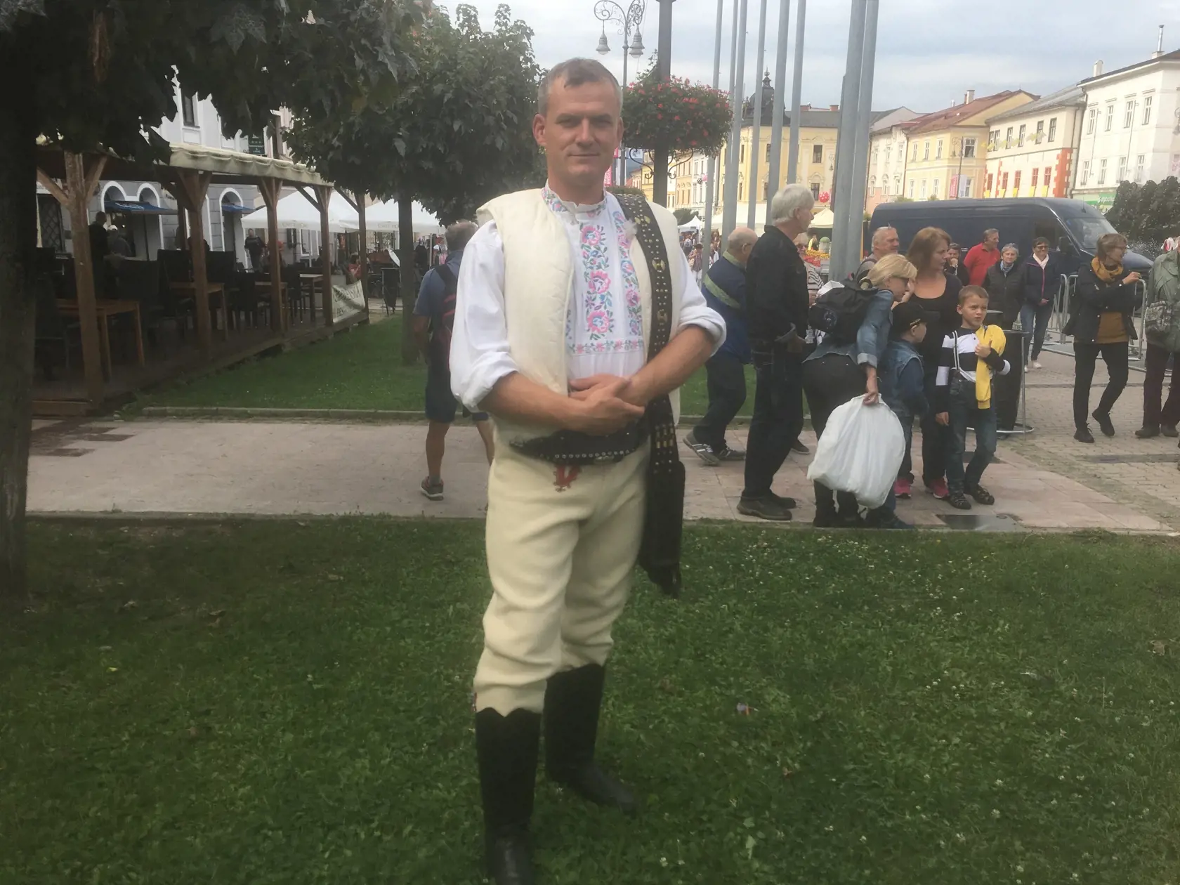 Podpredseda BBSK Roman Malatinec má veľmi blízko k folklóru a ľudovým tradíciám. Tvrdí, že kroj znamená bohatstvo chudoby, je dielom práce ľudských rúk a je v ňom zakotvený kus lásky.