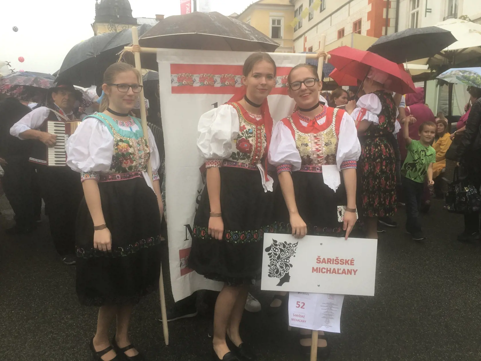 Východ má tiež krásne kroje. Zo Šarišských Michalian sú Klaudia, Ivona a Timea.