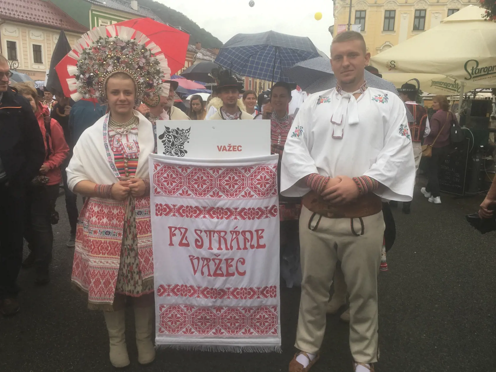 Laura a Martin majú na sebe svadobný kroj. Takto vyzerá mladucha a ženích vo Važci a obaja aj účinkujú vo FS Stráne.