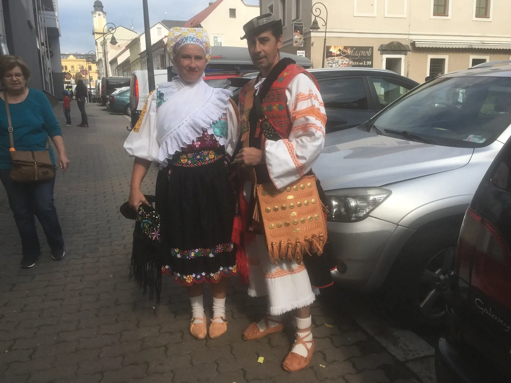 Na prvý pohľad by ste hádali, že tento pár je z Detvy. Omyl, pretože Žanet a Ľuboš žijú a bývajú od narodenia v Šali. "Raz sme boli na slávnostiach v Detve a odvtedy je nám podpoliansky kroj srdcu blízky," vysvetlili.