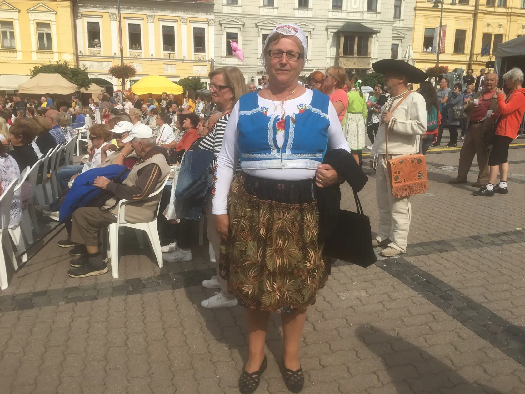 Pani Terézia to poriadne zmiešala, ale o to je kroj na nej krajší. "Spodok je východné Slovensko - Valaliky, lebo odtiaľ pochádzam a vrch je zasa kroj Brezna, keďže tu už bývam," prezradila Terézia.