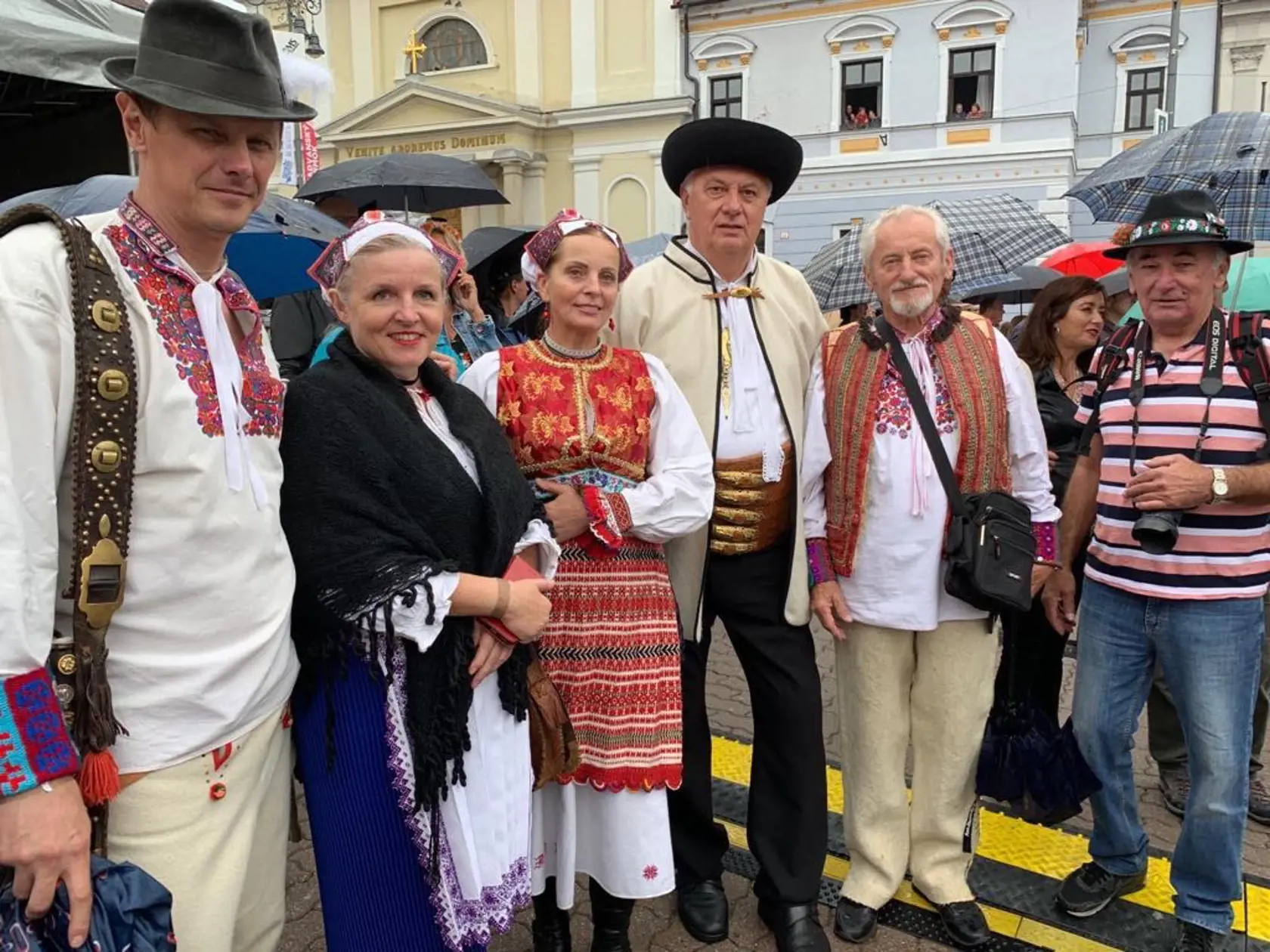 Nádherné spojenie krojov spod Tatier i spod Kráľovej Hole. Tretí sprava je starosta Štrby Michal Sýkora a druhý sprava bývalý starosta Polomky František Ďurčenka. Obaja sú zakladateľmi Združenia miest a obcí Slovenska.
