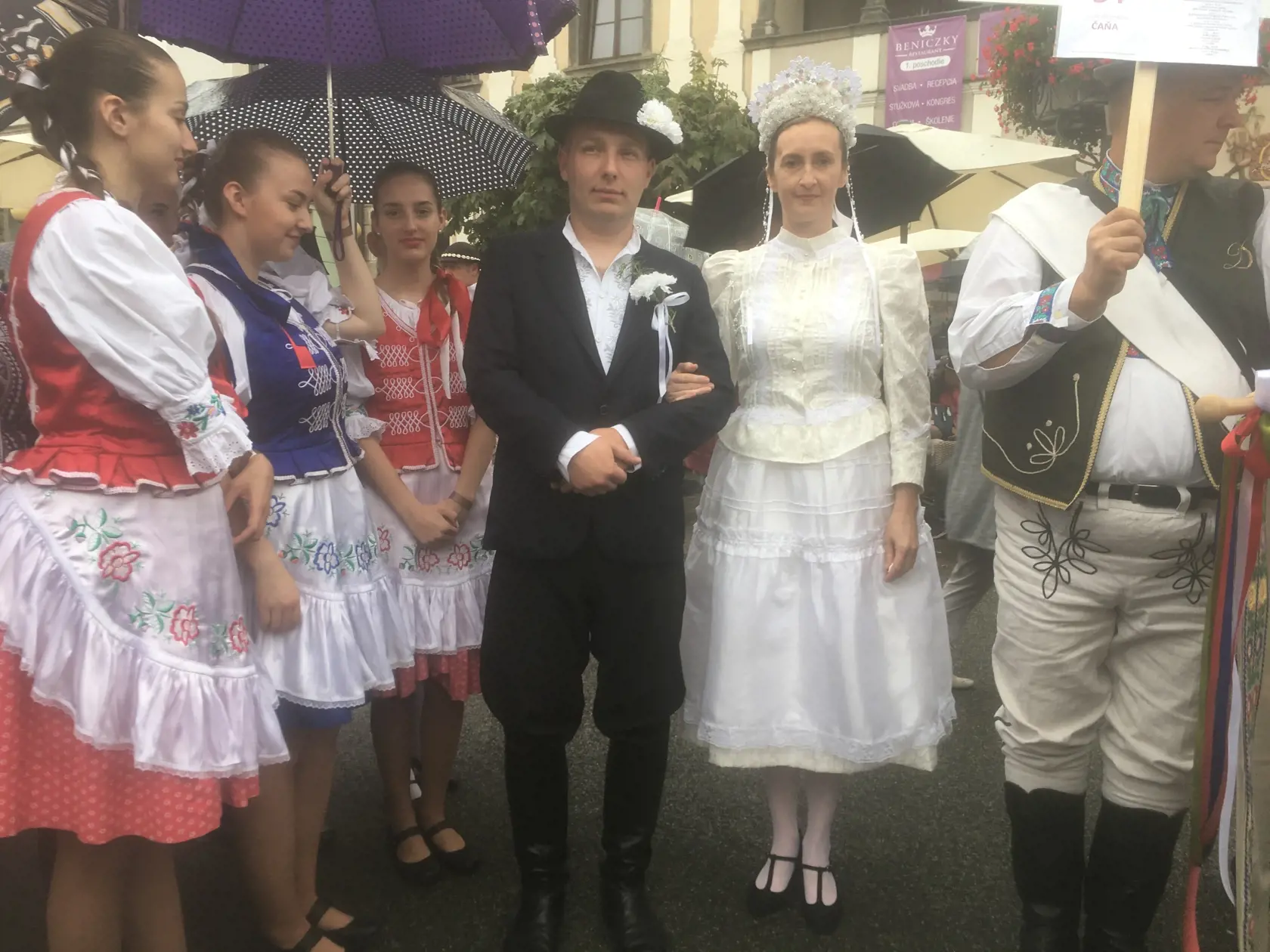 Na svadbu sa ženích  a nevesta obliekajú takto v Čani na východe. Svadobné oblečenie si na seba dali David a Anička.