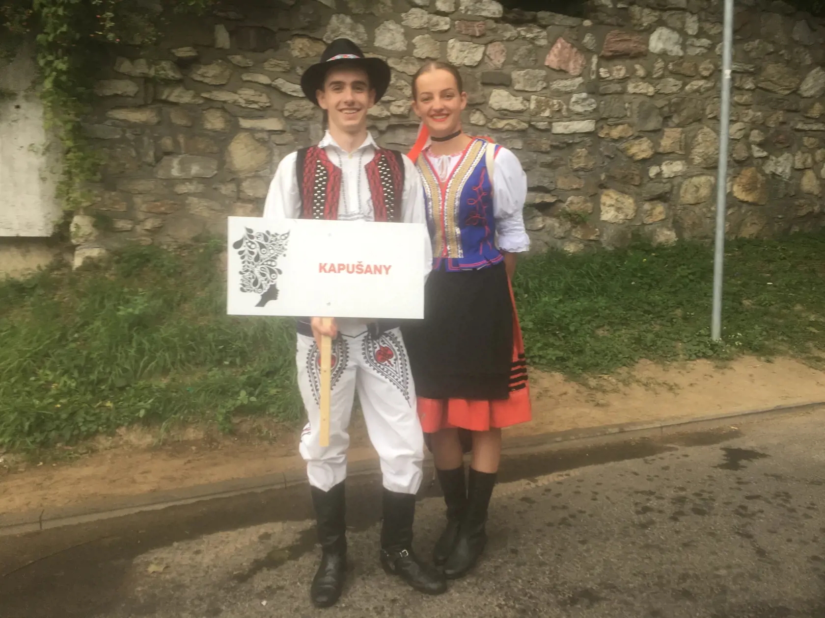 Tamara a Samuel sú z Kapušian pri Prešove a takéto kroje tam nosia mladšie aj staršie generácie.