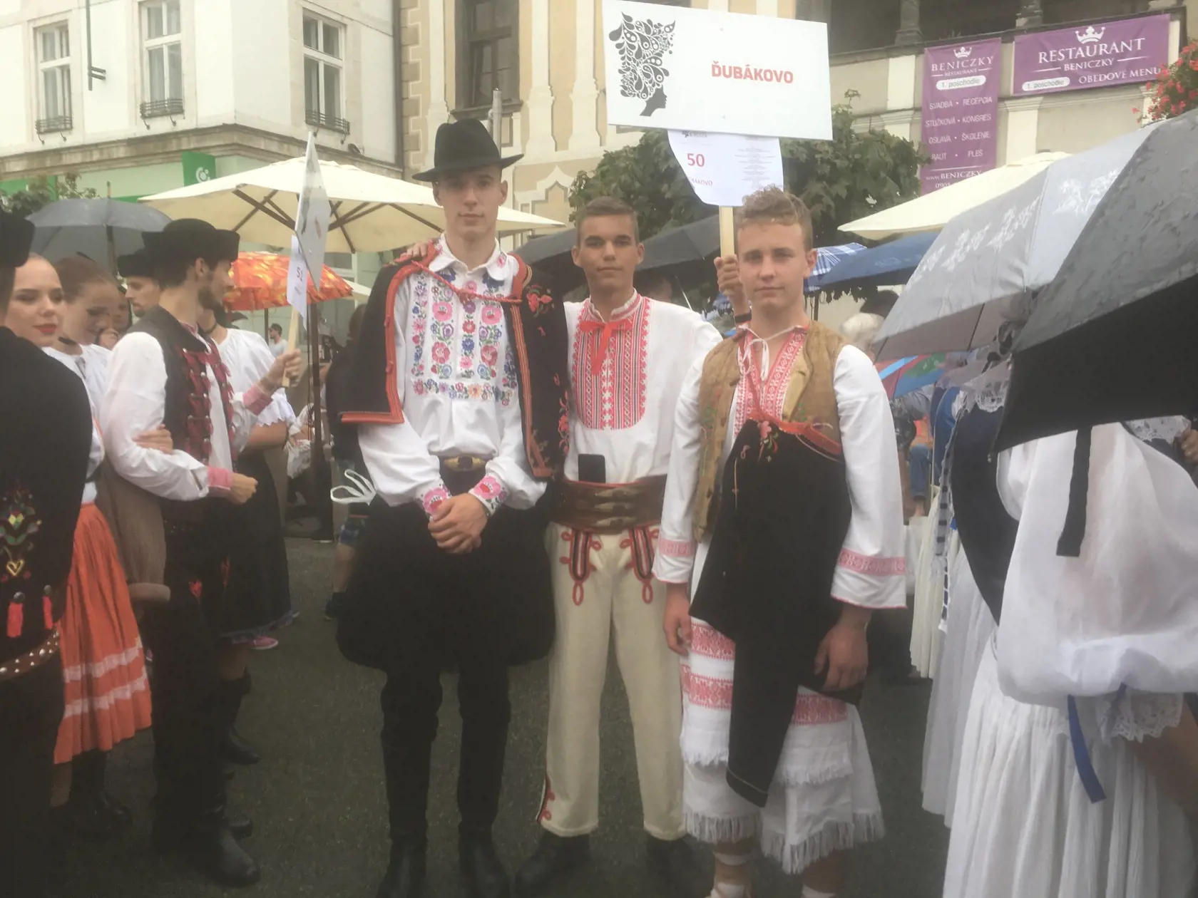 Ivan, Ján a Martin v krojoch z Ďubákova.