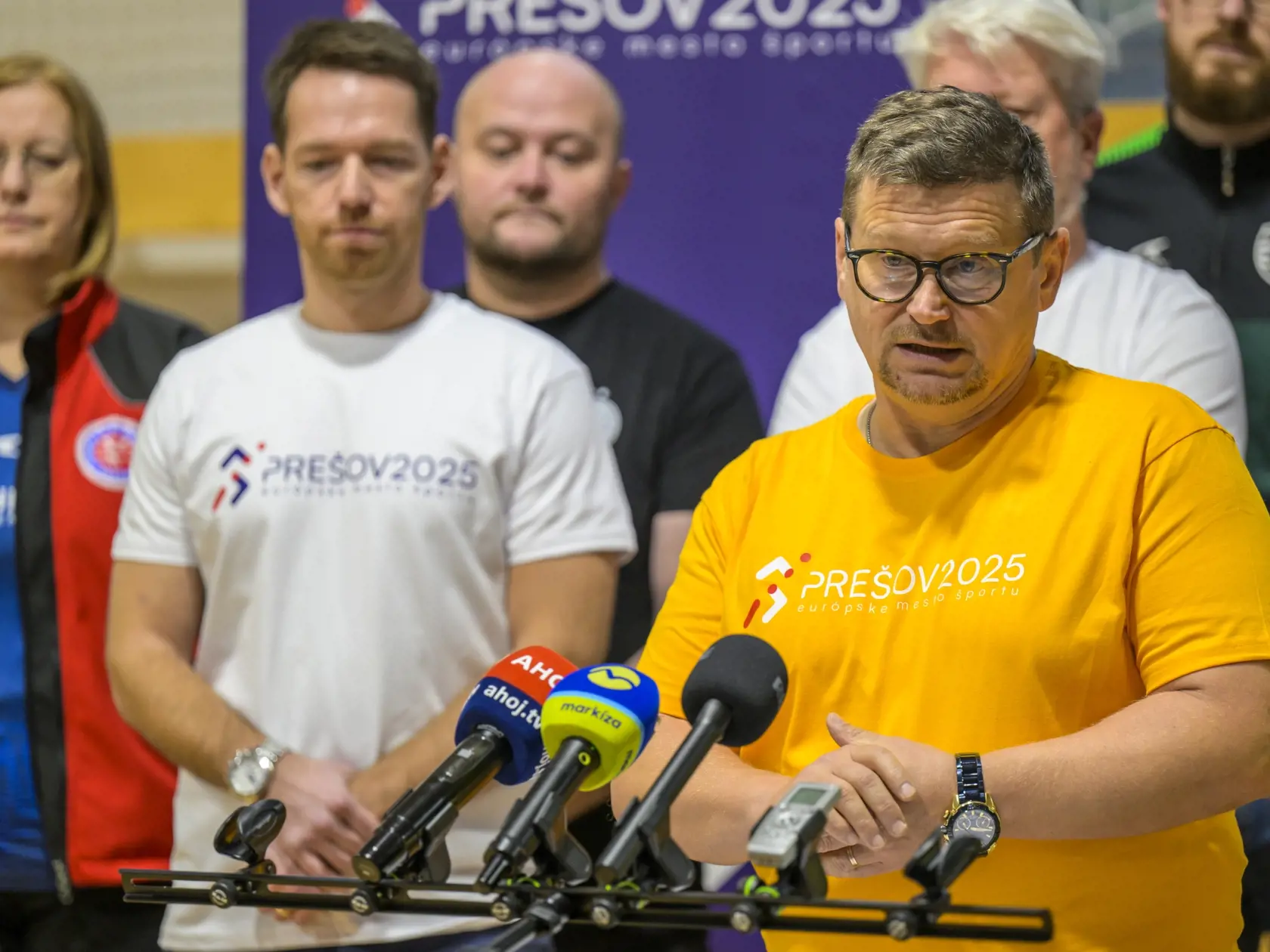 Na snímke primátor mesta Prešov František Oľha gestikuluje počas tlačovej konferencie k výsledku kandidatúry mesta Prešov na Európske mesto športu 2025 v Prešove vo štvrtok 28. novembra 2024. Titul EMŠ udeľuje nezisková organizácia ACES Europe, vznikla v roku 1999 so sídlom v Bruseli a je uznaná Európskou komisiou. Úlohou ACES Europe je propagovať šport medzi členskými štátmi Európskej únie, zvyšovať povedomie o športe a vytvárať čo najlepšie podmienky pre šport na všetkých úrovniach. FOTO TASR - Veronika Mihaliková
