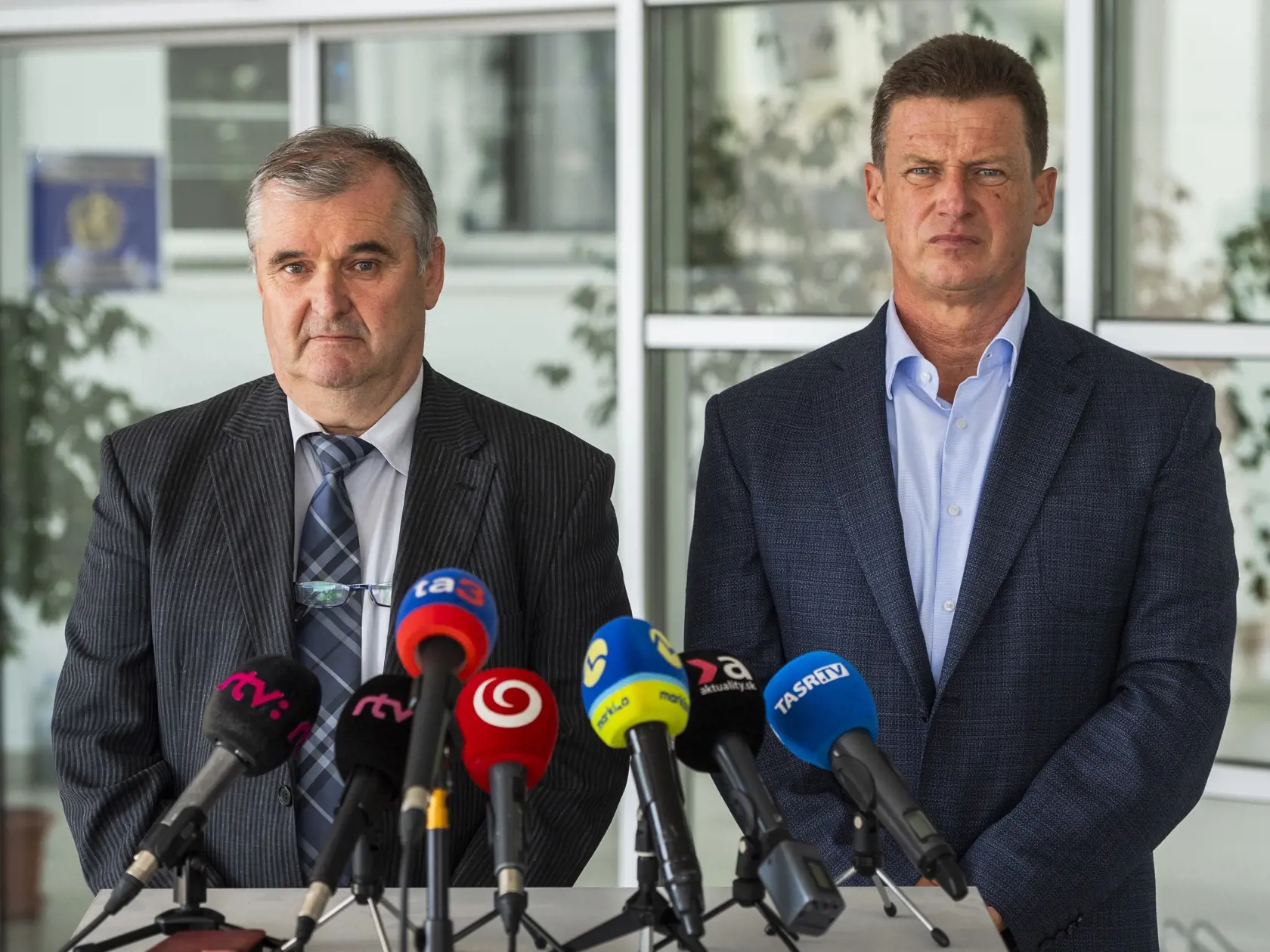 Na snímke zľava prezident Asociácie nemocníc Slovenska (ANS) Marián Petko a viceprezident ANS a viceprezident Asociácie zamestnávateľských zväzov a združení (AZZZ) SR Igor Pramuk počas tlačovej konferencie so zástupcami Asociácie nemocníc Slovenska na tému Plán obnovy a odolnosti, Rozpočet v roku 2023 a 2024 cez zdravotné poisťovne, Optimalizácie siete nemocníc a doplnkových programov a Stanovisko ANS k plánu skrátenia ordinačných hodín ambulantnej pohotovostnej služby (APS). V Bratislave 31. jú