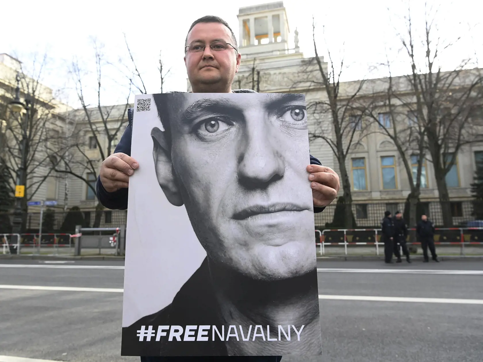 Muž drží transparent s nápisom Vrahovia Putin je vrah pred ruským veľvyslanectvom v Londýne v piatok 16. februára 2024.