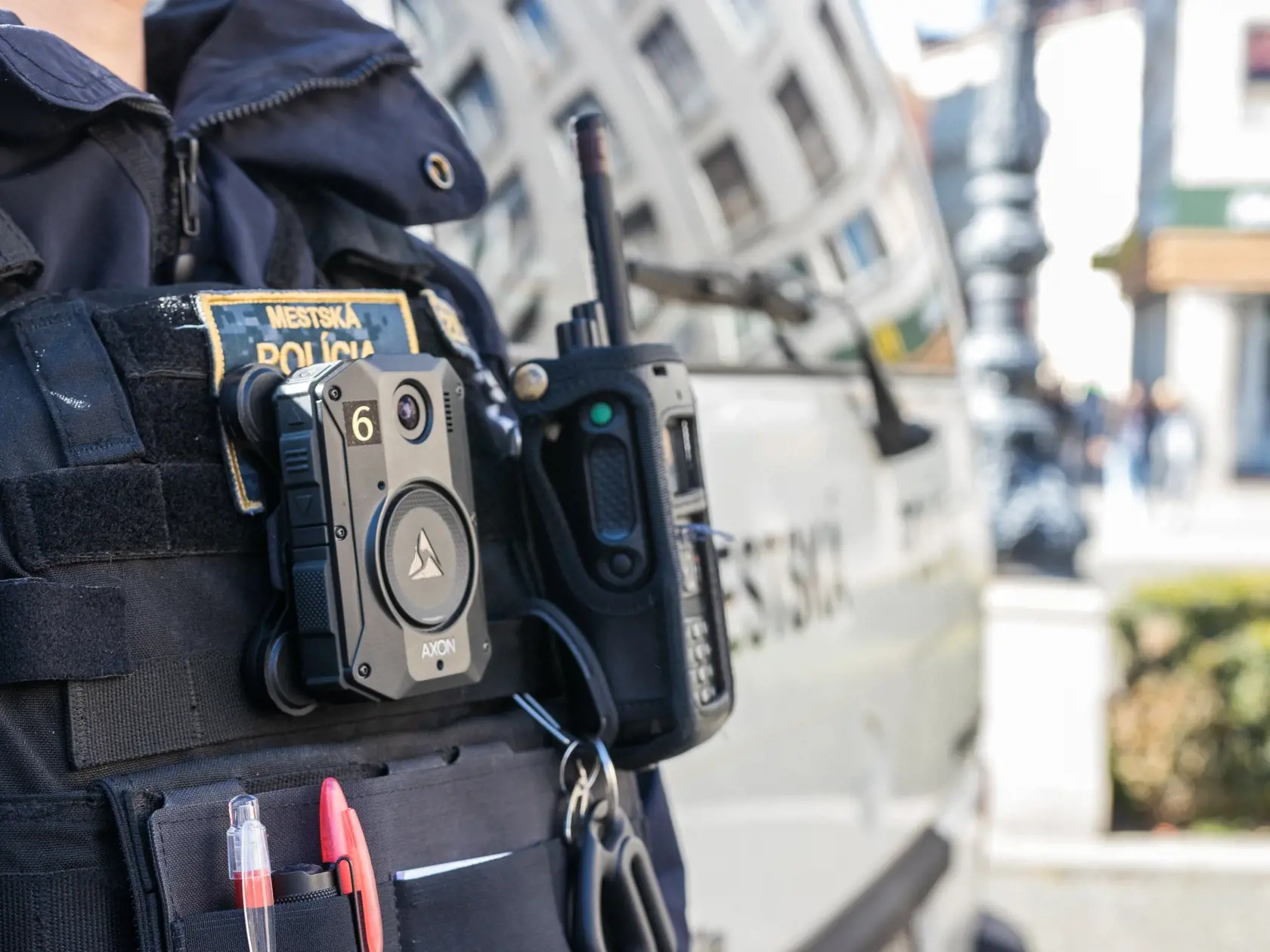 Takto vyzerajú nové telové kamery priamo na policajtovi.