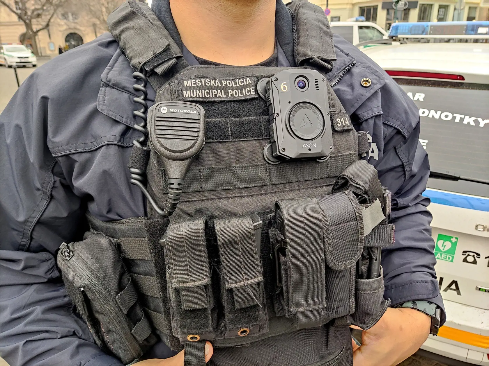 Takto vyzerajú nové telové kamery priamo na policajtovi.