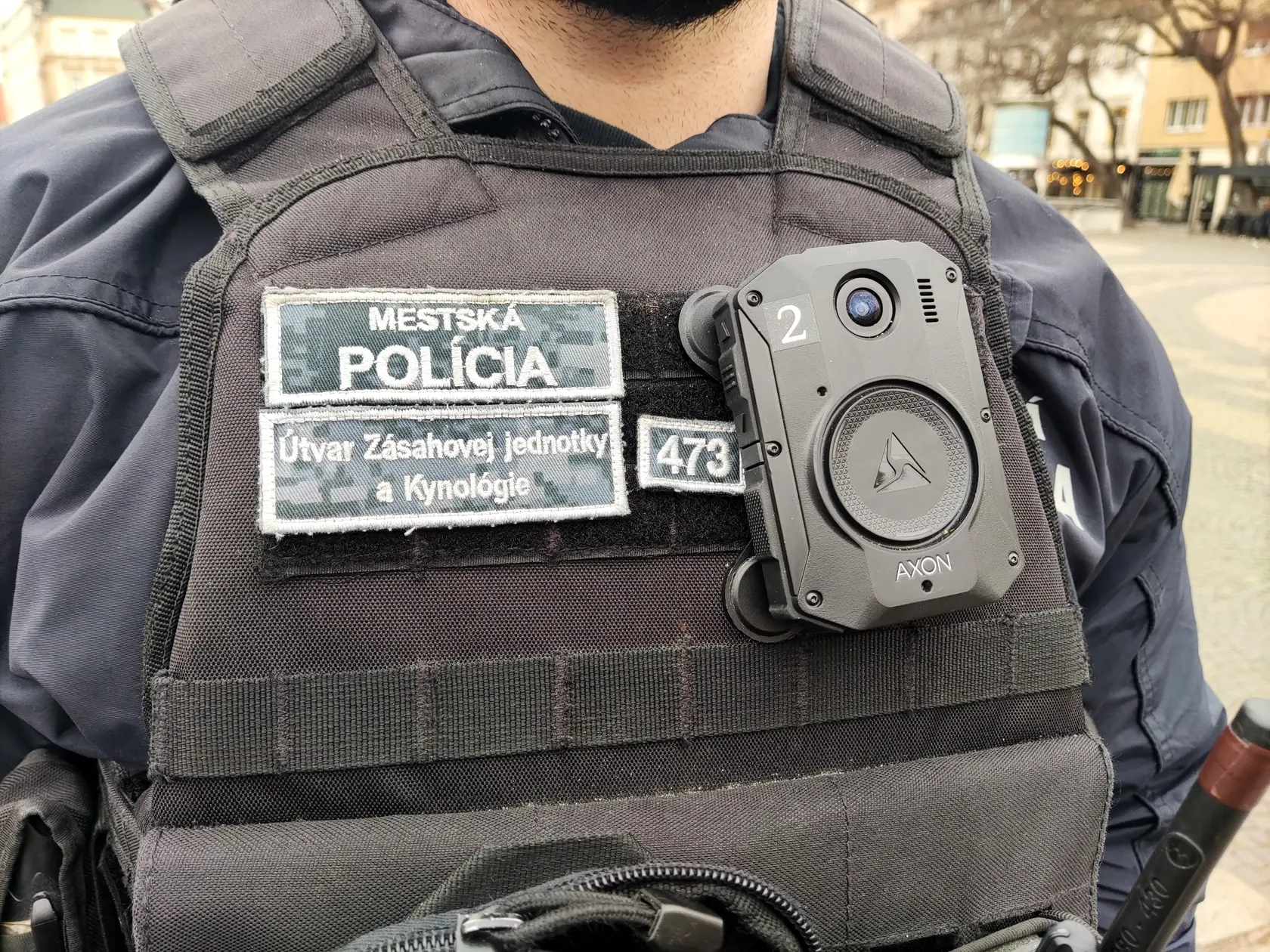 Takto vyzerajú nové telové kamery priamo na policajtovi.