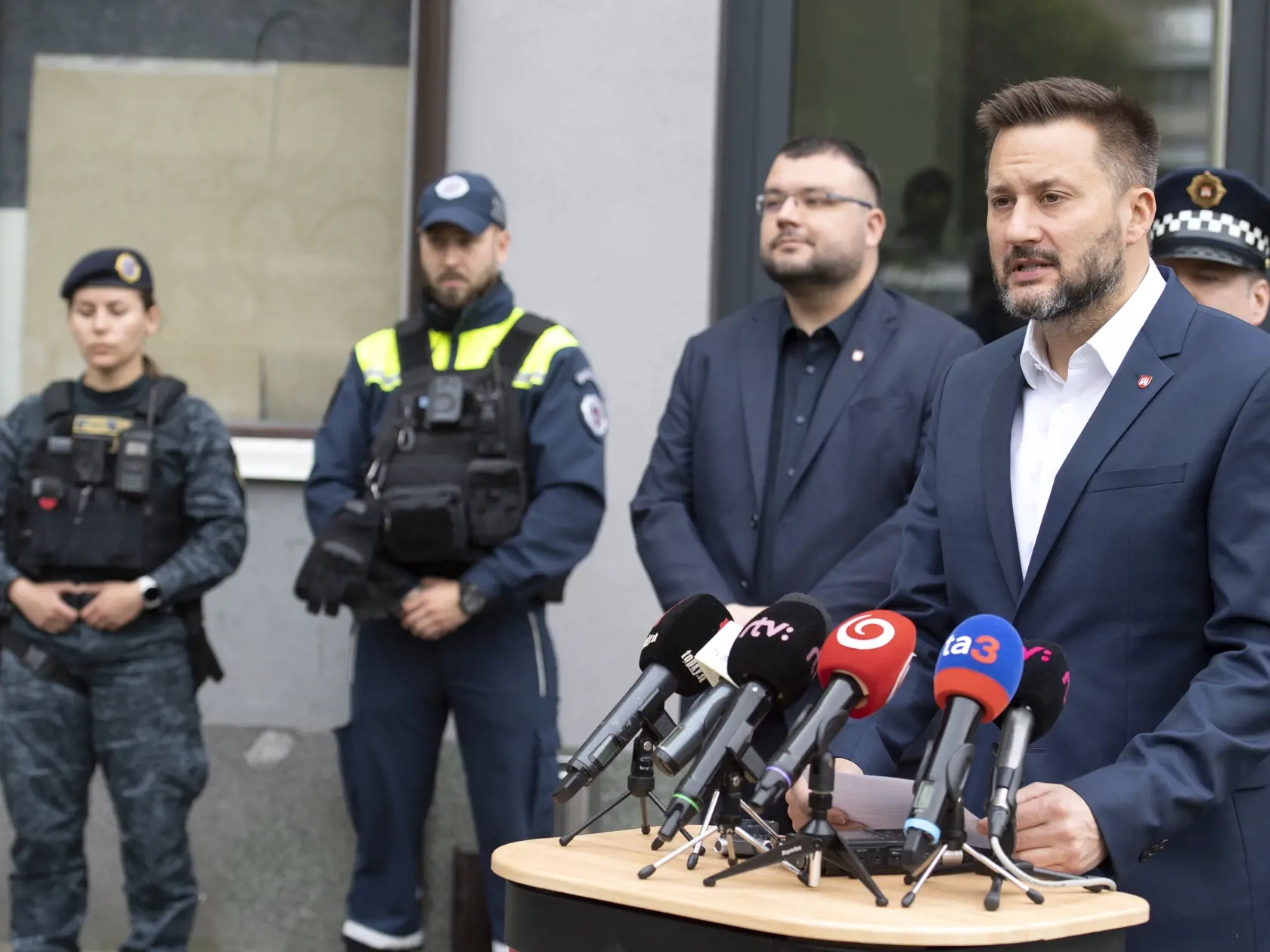 Na snímke primátor Bratislavy Matúš Vallo (vpravo) počas tlačovej konferencie Mestskej polície hlavného mesta SR Bratislavy v Bratislave v utorok 2. mája 2023. Na tlačovke predstavili telové kamery, ktoré využíva Mestská polícia Bratislava od marca tohto roka. FOTO TASR - Pavel Neubauer


