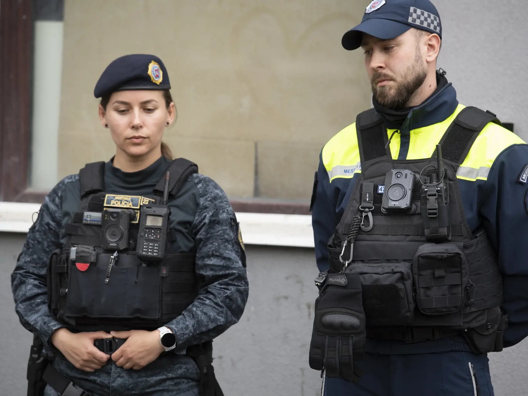 Na snímke mestský policajt a policajtka hlavného mesta SR Bratislava pózujú s telovými kamerami, ktoré predstavili počas tlačovej konferencie v Bratislave v utorok 2. mája 2023. Mestská polícia Bratislava využíva telové kamery od marca tohto roka. FOTO TASR - Pavel Neubauer


