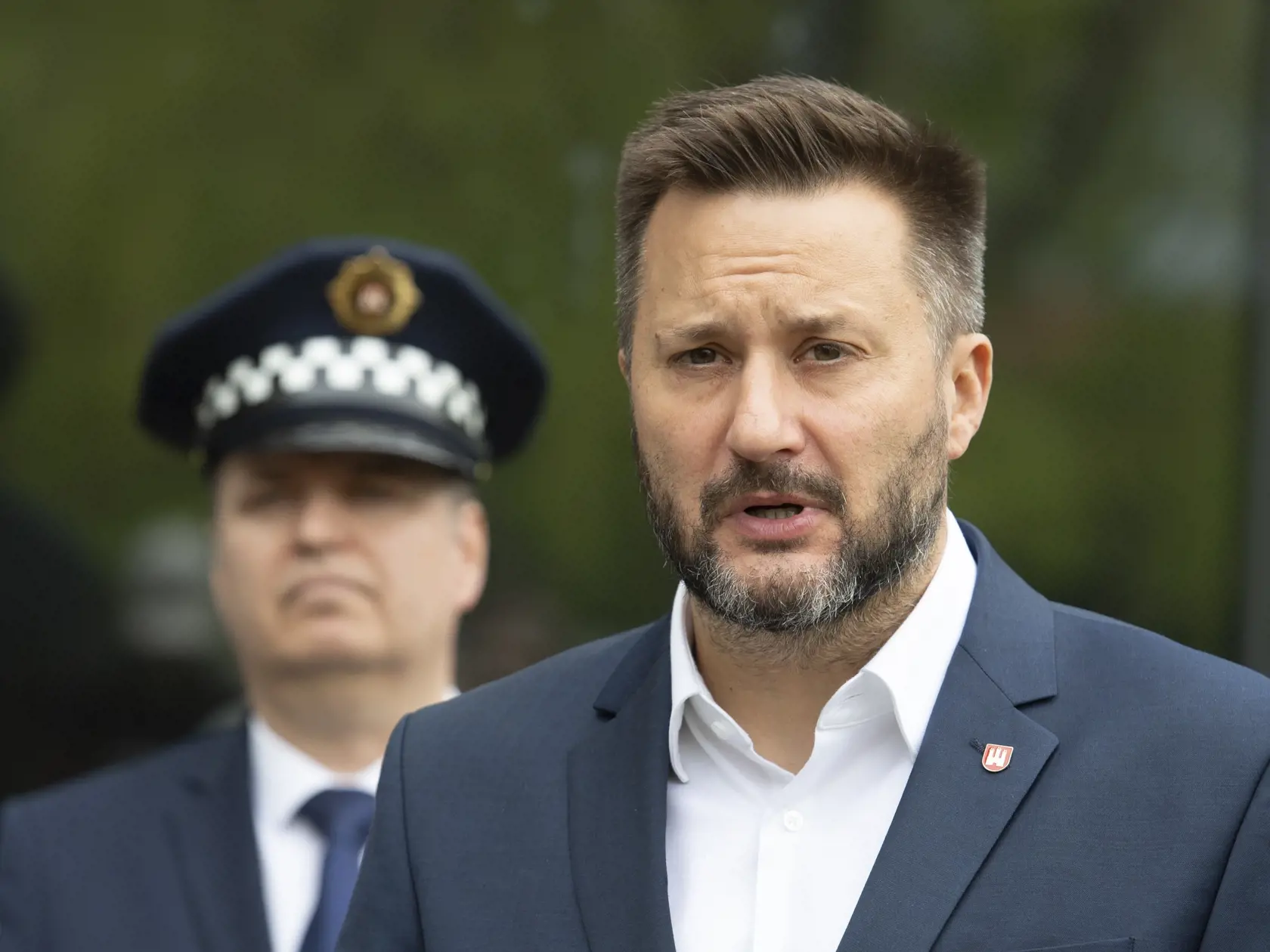 Na snímke primátor Bratislavy Matúš Vallo (vpravo) počas tlačovej konferencie Mestskej polície hlavného mesta SR Bratislavy v Bratislave v utorok 2. mája 2023. Na tlačovke predstavili telové kamery, ktoré využíva Mestská polícia Bratislava od marca tohto roka. FOTO TASR - Pavel Neubauer


