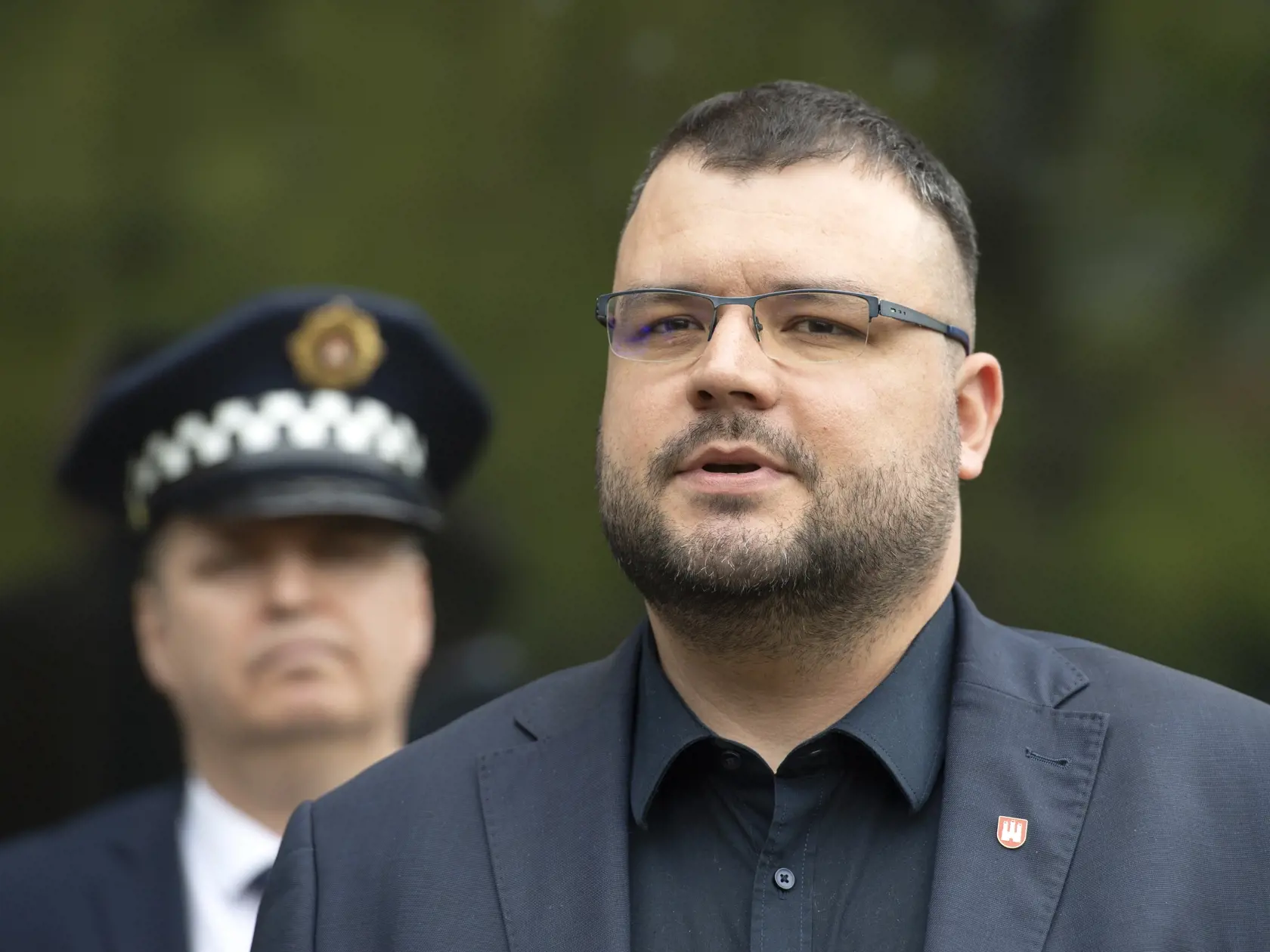 Na snímke sprava poradca primátora Bratislavy pre bezpečnosť Martin Královič a náčelník Mestskej polície Bratislava Miroslav Antal počas tlačovej konferencie Mestskej polície hlavného mesta SR Bratislavy v Bratislave v utorok 2. mája 2023. Na tlačovke predstavili telové kamery, ktoré využíva Mestská polícia Bratislava od marca tohto roka. FOTO TASR - Pavel Neubauer


