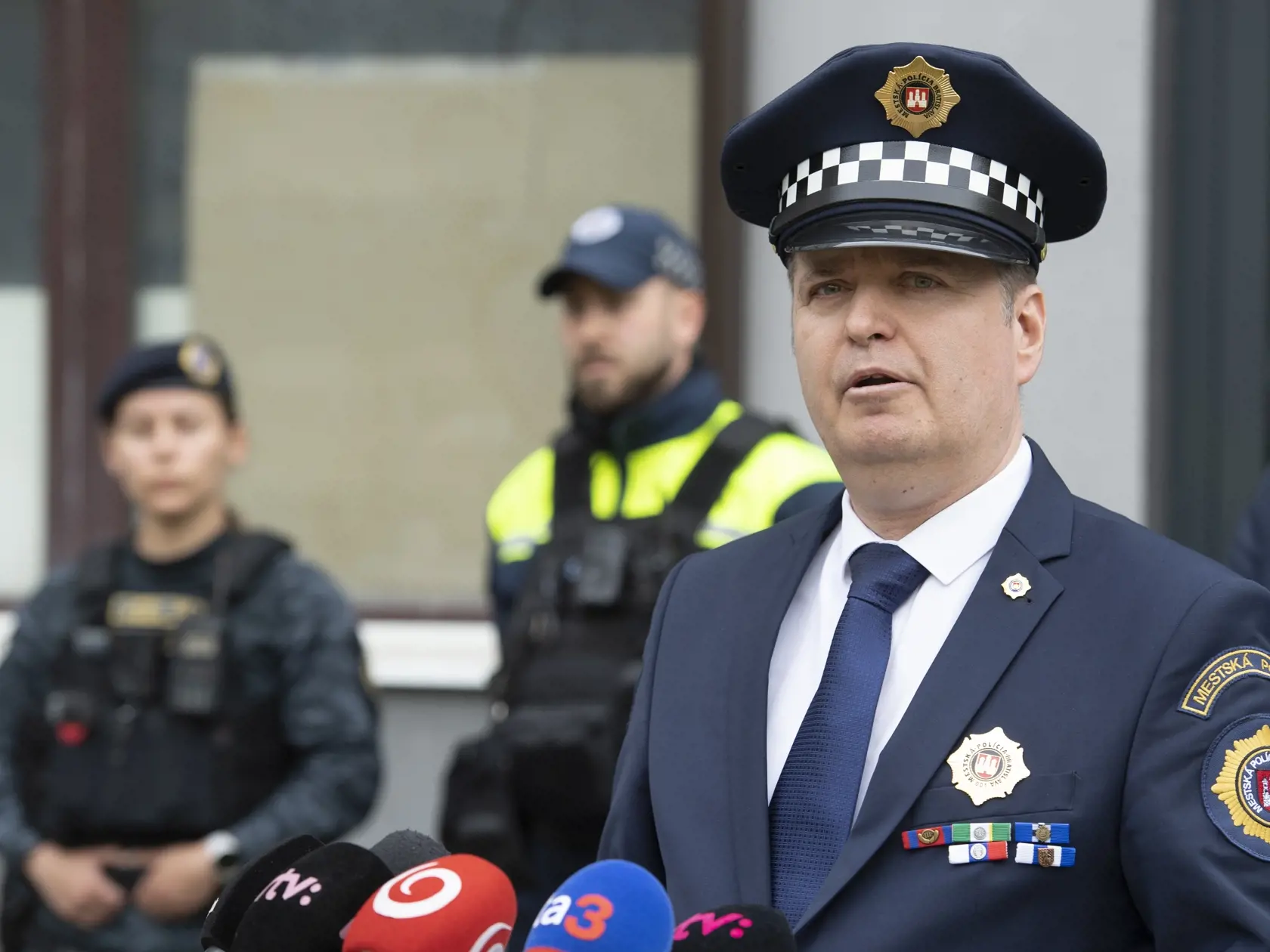 Na snímke náčelník Mestskej polície Bratislava Miroslav Antal (vpravo) počas tlačovej konferencie Mestskej polície hlavného mesta SR Bratislavy v Bratislave v utorok 2. mája 2023. Na tlačovke predstavili telové kamery, ktoré využíva Mestská polícia Bratislava od marca tohto roka. FOTO TASR - Pavel Neubauer


