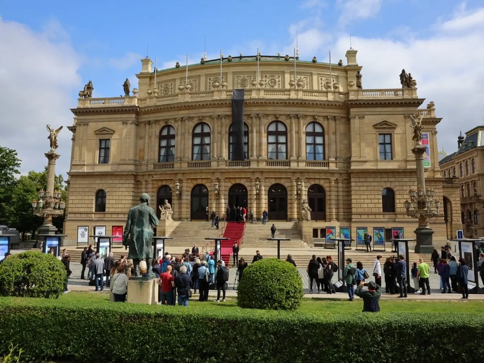 Posledná rozlúčka s Jiřím Bartoškom (†78) v pražskom Rudolfine.