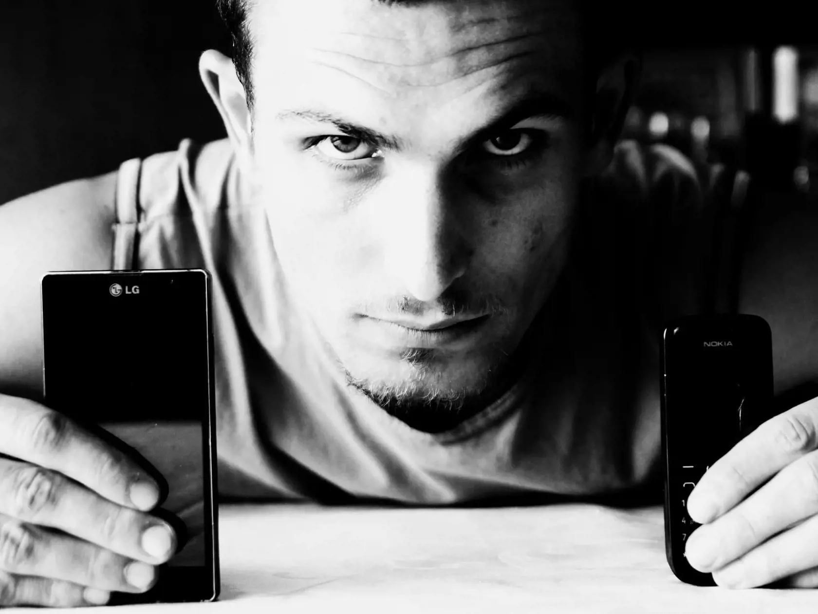 Mladý muž s univerzitným technickým vzdelaním vyskočil v strede vodnej nádrže v nedeľu popoludní z člna a viac sa nevynoril. Jeho príbuzní ho už oplakávajú. Vravia o ňom ako o dobrákovi, ktorý žil pri babke, aby nebola sama. Precestoval svet, miloval psov, rád fotil a jazdil na motorke.