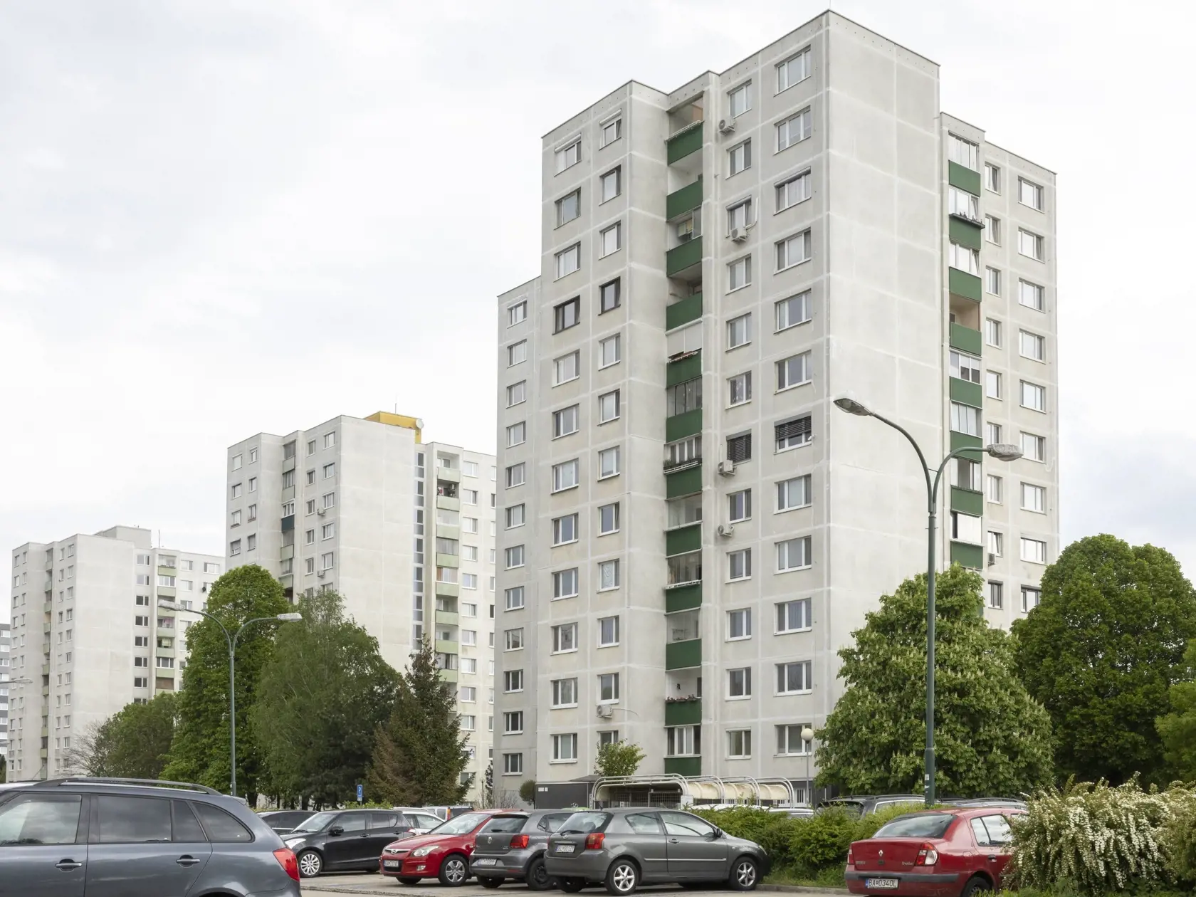 Tradičný petržalský panelák.
